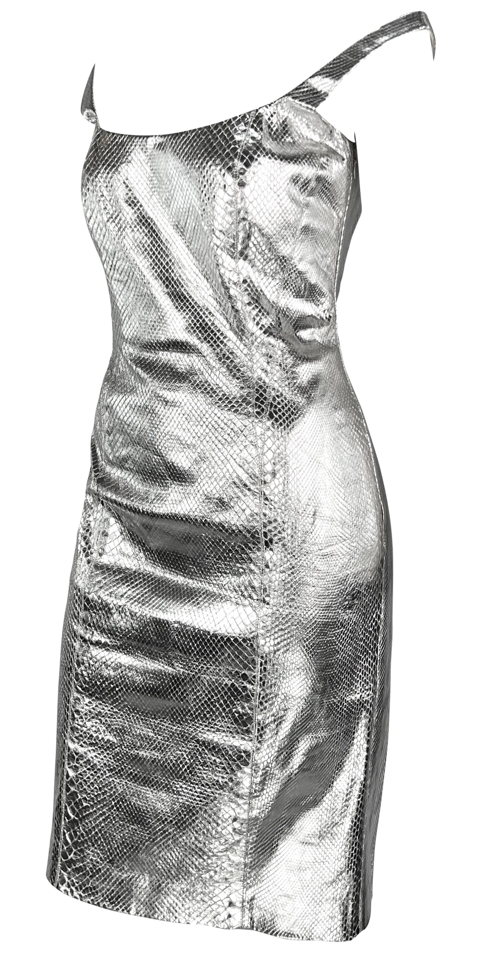 Robe de défilé Gianni Versace by Donatella Runway en peau de python métallique argenté, A/H 2000 en vente 5