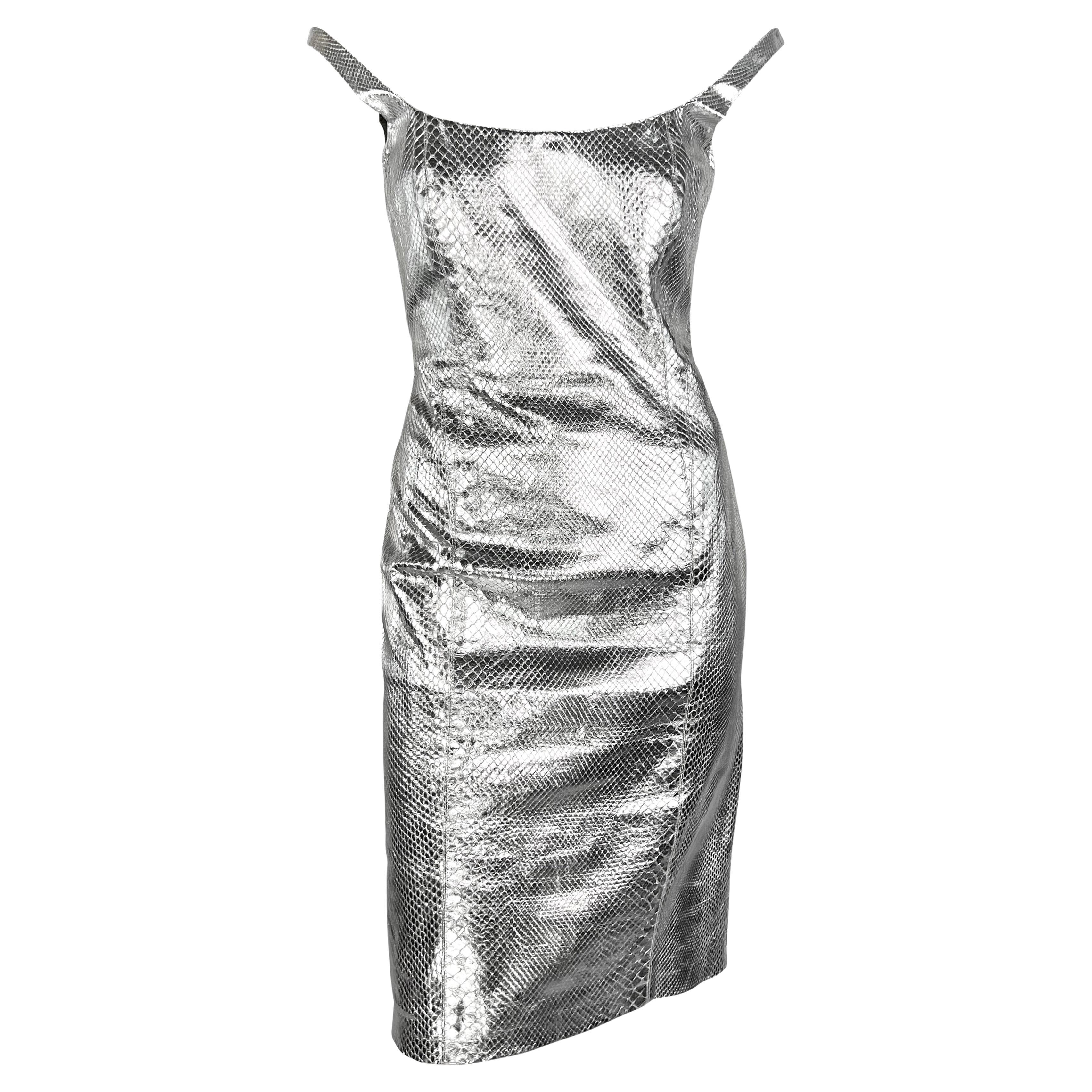F/W 2000 Gianni Versace by Donatella Laufsteg Silbernes Metallic-Kleid aus Pythonhaut im Angebot