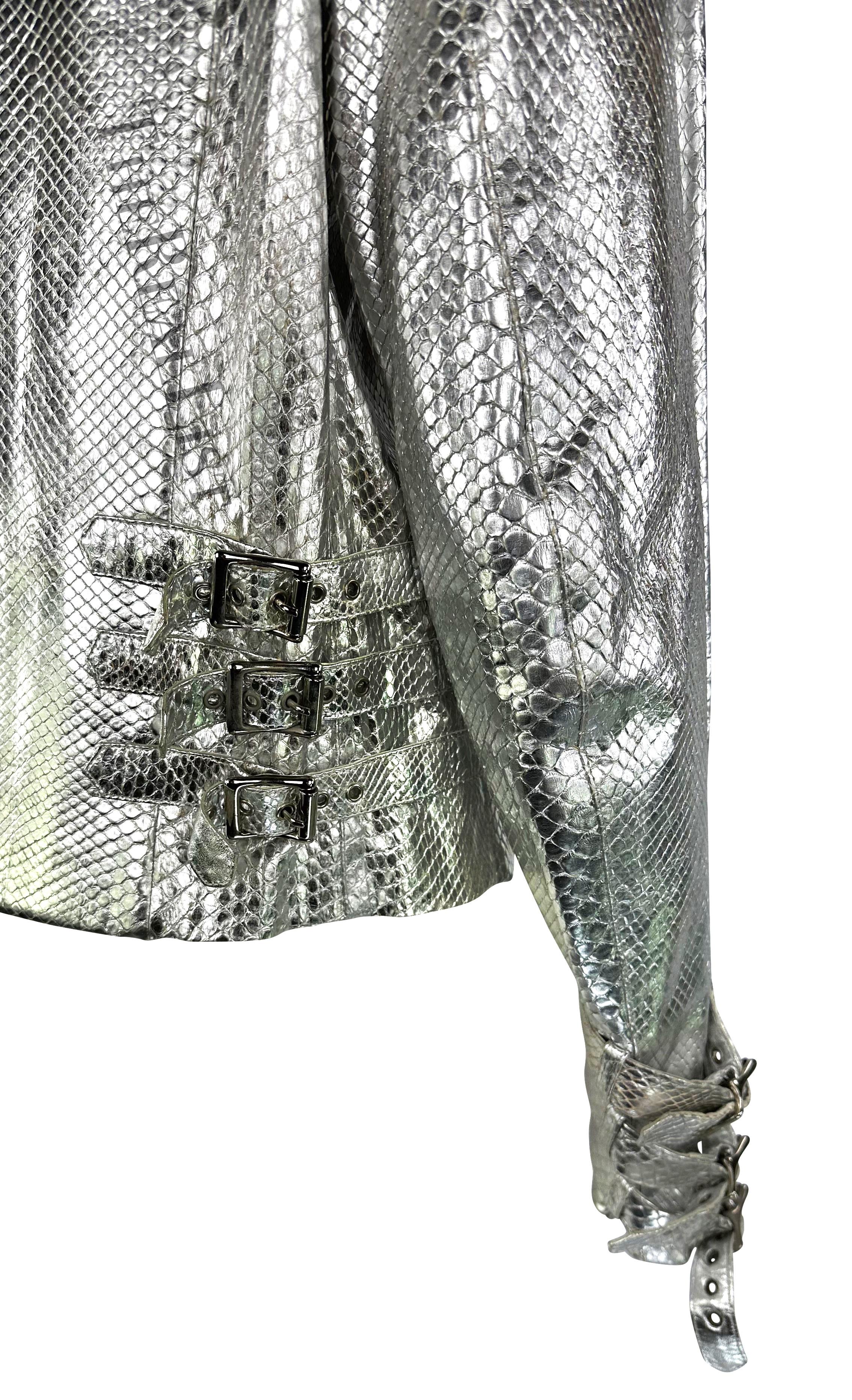 Veste de moto en python argenté pour hommes Gianni Versace by Donatella Runway, A/H 2000  en vente 3