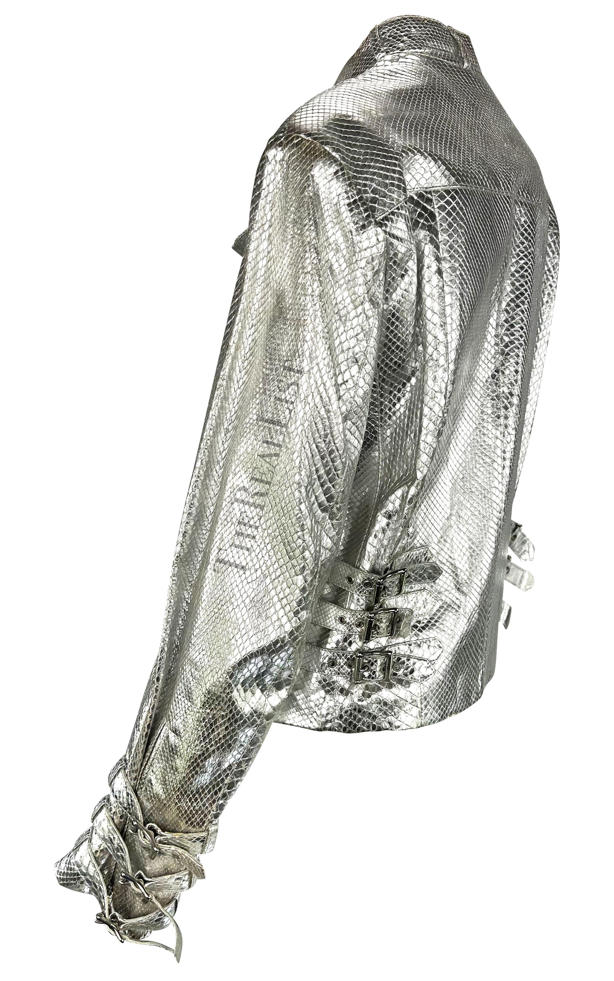 Veste de moto en python argenté pour hommes Gianni Versace by Donatella Runway, A/H 2000  en vente 5