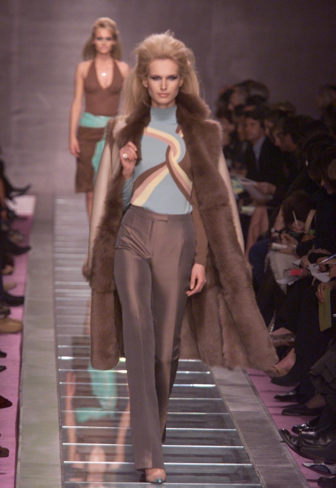Voici un fabuleux manteau Gianni Versace en cuir fauve avec des accents de fourrure, conçu par Donatella Versace. Issu de la collection Automne/Hiver 2000, ce manteau a fait ses débuts sur le podium de la saison dans le look 17, porté par Inga