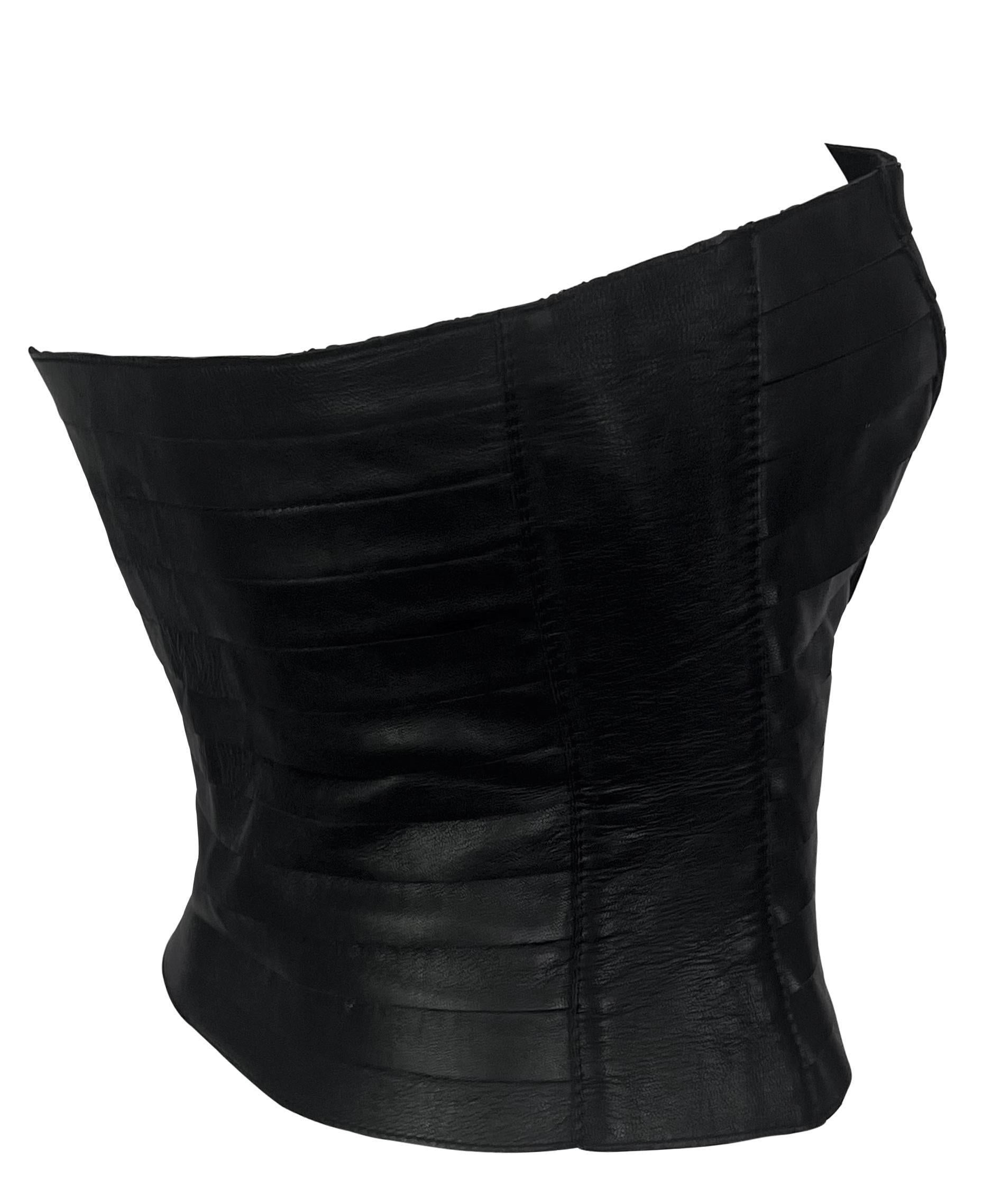 Questo elegante top senza spalline Giorgio Armani della collezione Autunno/Inverno 2000 è realizzato interamente con strisce di pelle nera, simili ai modelli visti in passerella. Il sensuale top a tubo abbraccia il corpo e presenta bande sovrapposte