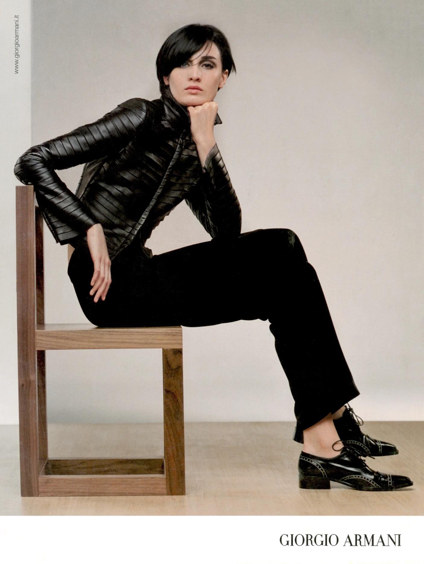 Questa giacca in pelle nera di Giorgio Armani della collezione Autunno/Inverno 2000 presenta un'esclusiva texture a strati. Con un collo alto e una chiusura frontale con zip, offre una silhouette elegante e moderna. Una versione con doppia zip di