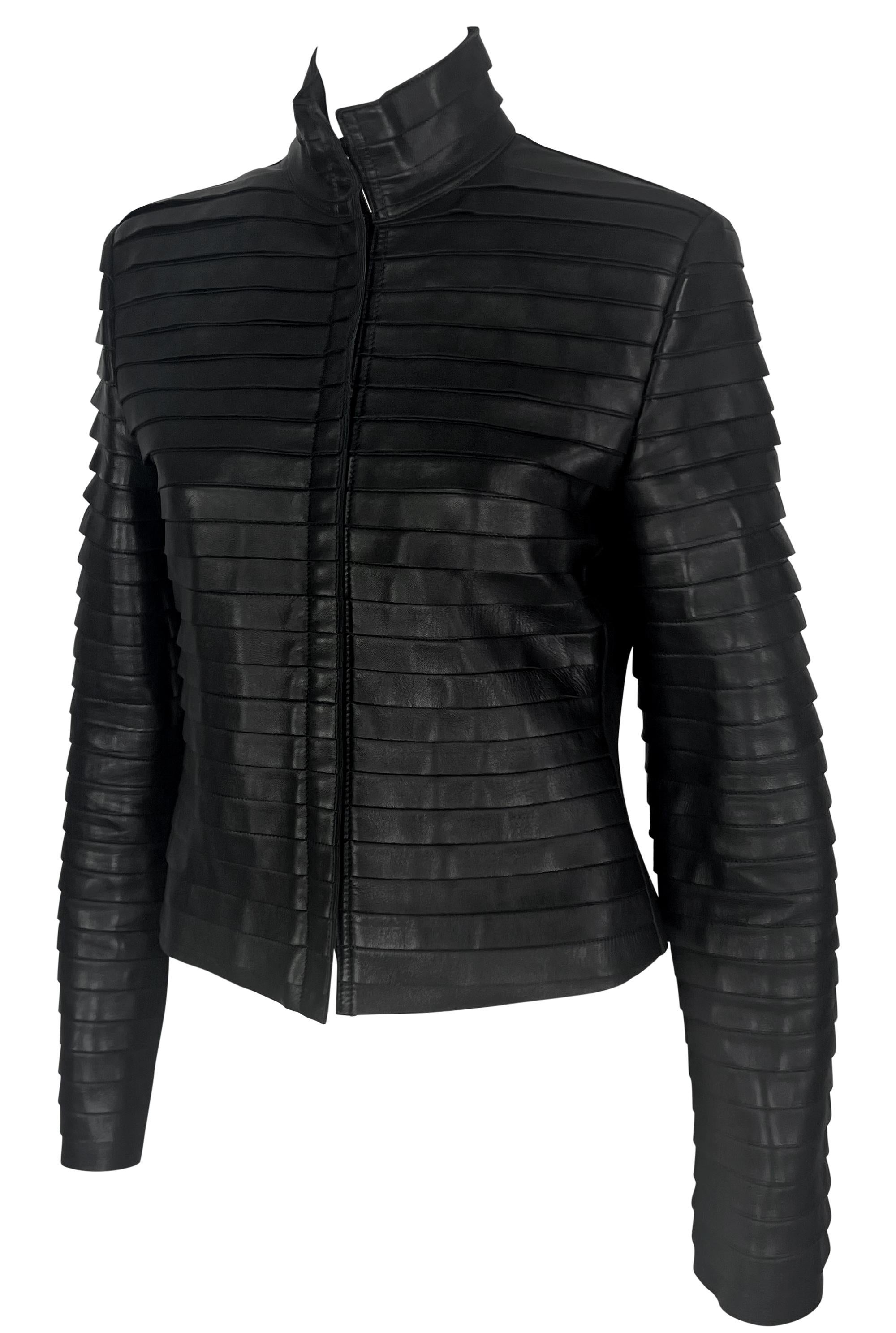 Nero A/I 2000 Giorgio Armani - Giacca Moto in pelle nera con pannello a strisce a strati in vendita