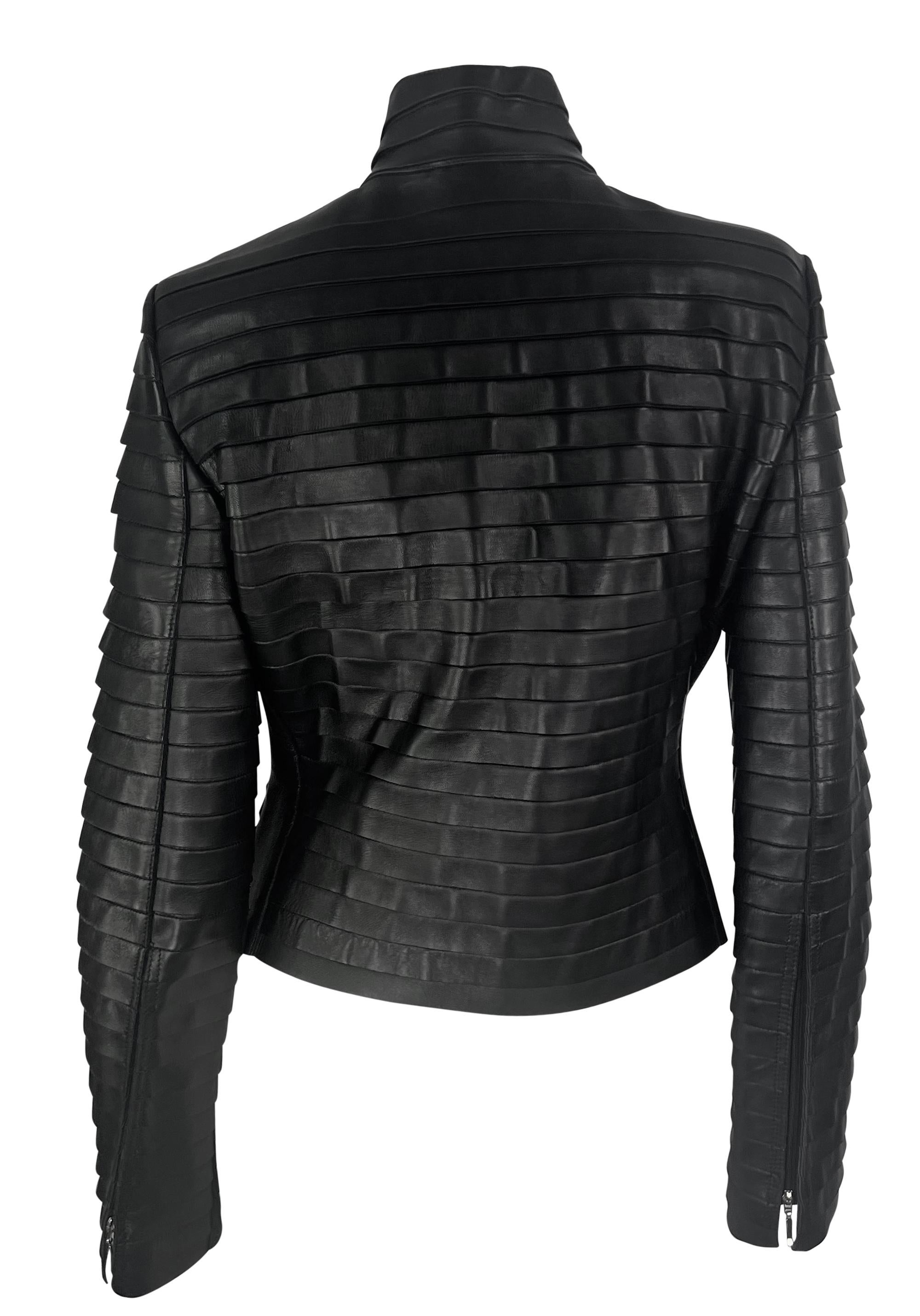 Donna A/I 2000 Giorgio Armani - Giacca Moto in pelle nera con pannello a strisce a strati in vendita