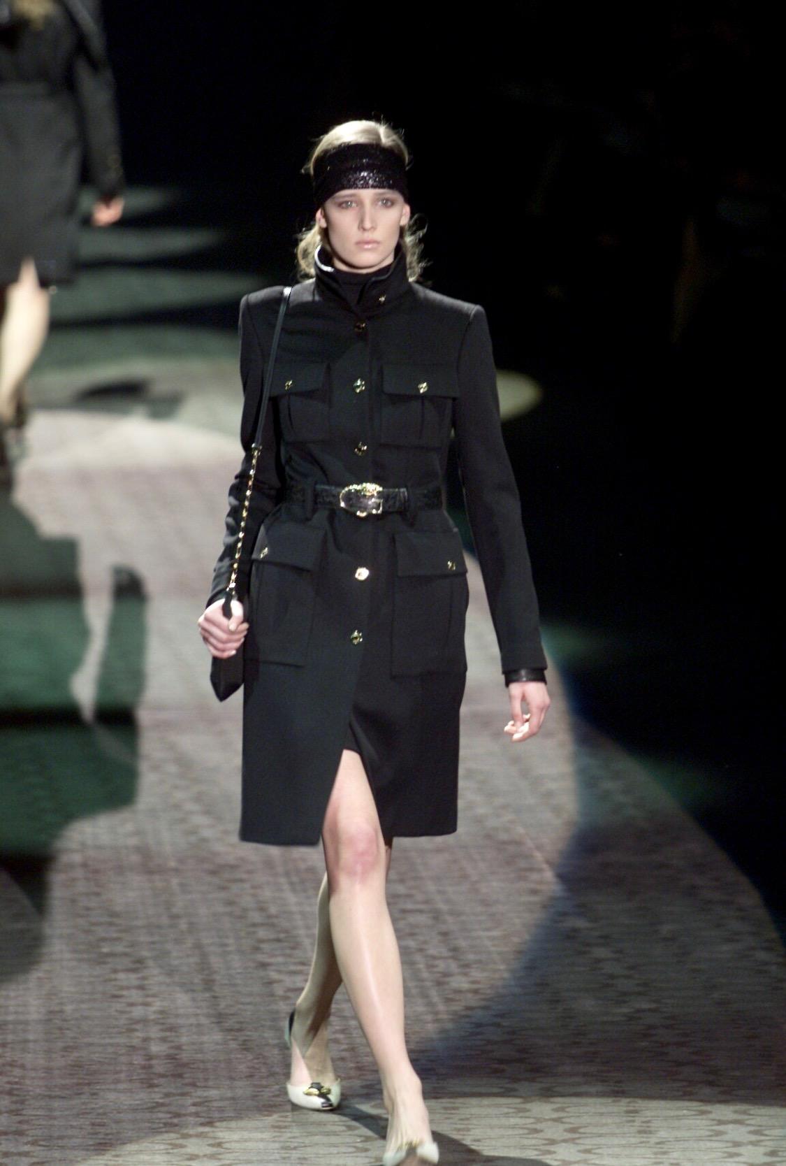 Nous vous présentons un élégant sac à main noir à monogramme Gucci 'GG', conçu par Tom Ford. Ce sac est principalement composé d'une toile noire portant le monogramme 