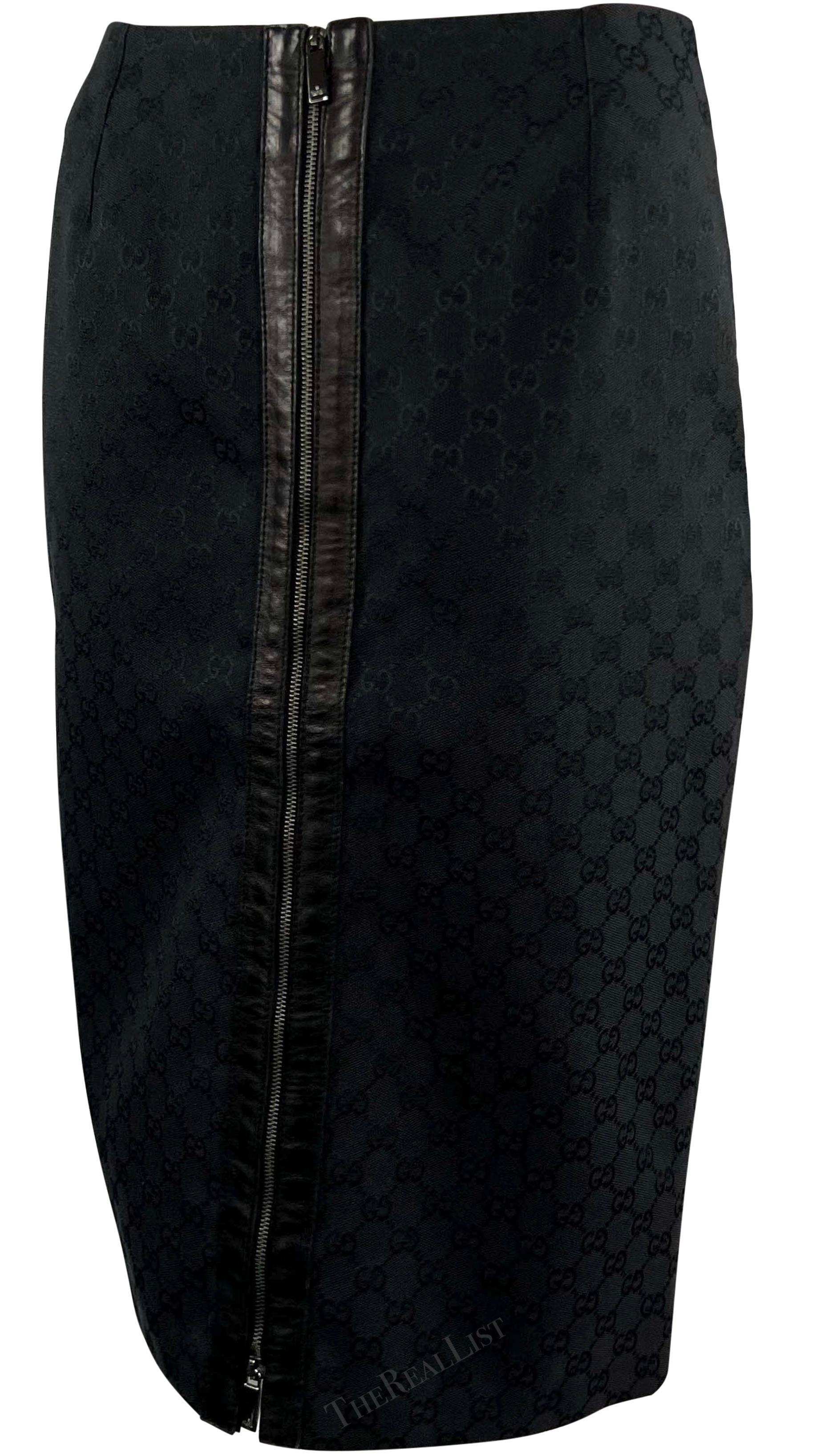 Wir präsentieren einen schicken schwarzen Gucci-Rock mit Monogrammen aus Canvas, entworfen von Tom Ford. Dieser Rock aus der Herbst/Winter-Kollektion 2000 wurde aus demselben Canvas mit Monogrammen (GG) gefertigt, der auch für die kultigen Taschen