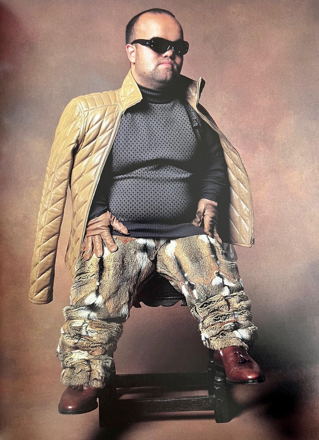 Présentation d'un gilet beige à col rond Gucci conçu par Tom Ford. Ce magnifique gilet est issu de la collection Automne/Hiver 2000 et présente un motif carré Gucci 'G' sur le devant. Les mêmes 