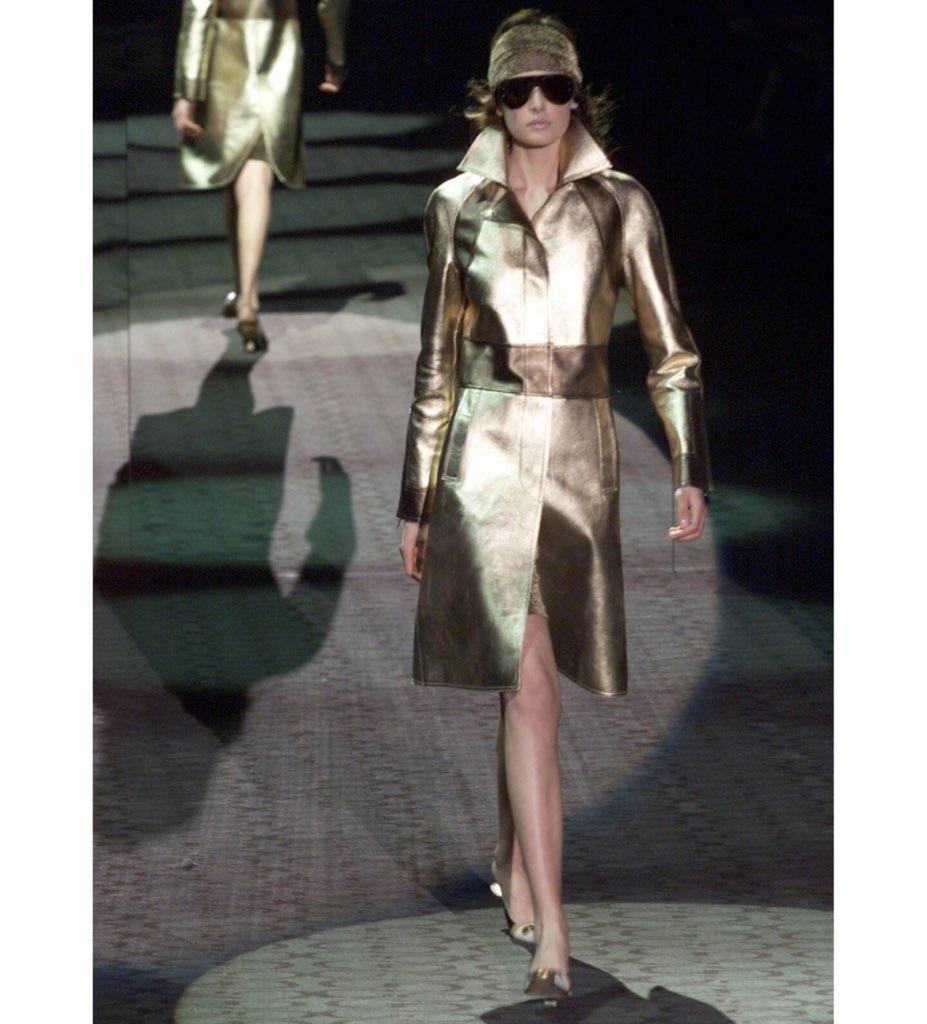 Présentation d'un incroyable trench-coat en cuir Gucci bicolore doré, conçu par Tom Ford. Issue de la collection Automne/Hiver 2000, la version longue de cette veste a fait ses débuts sur le défilé de la saison dans le cadre du look 26 et a