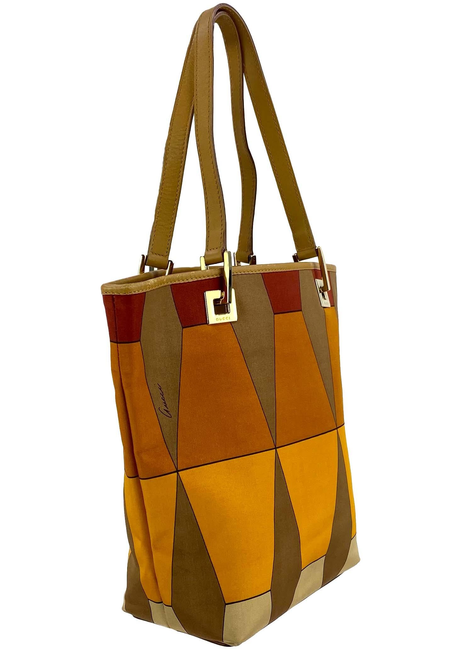 Wir präsentieren eine Gucci-Tasche mit hellbraunem Jacquardmuster, entworfen von Tom Ford. Diese schöne, zierliche Tasche ist Teil der F/W 2000-Kollektion, die sich durch eine ähnliche Farbpalette auszeichnet, die perfekt zu den goldfarbenen