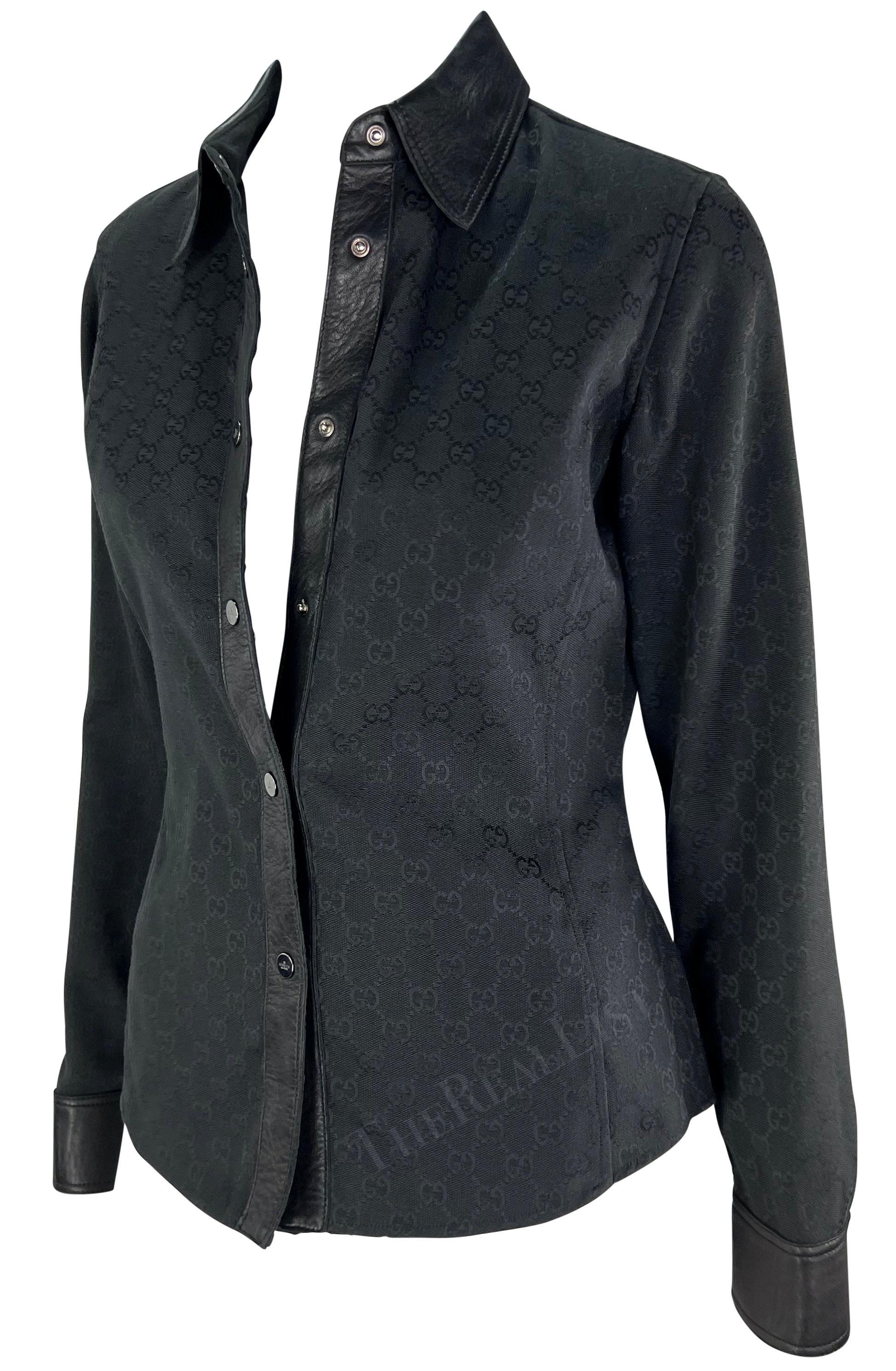 Ti presentiamo una favolosa camicia in tela nera di Gucci con il monogramma 'GG', disegnata da Tom Ford. Dalla collezione Autunno/Inverno 2000, questo top è ricoperto dalla famigerata stampa 
