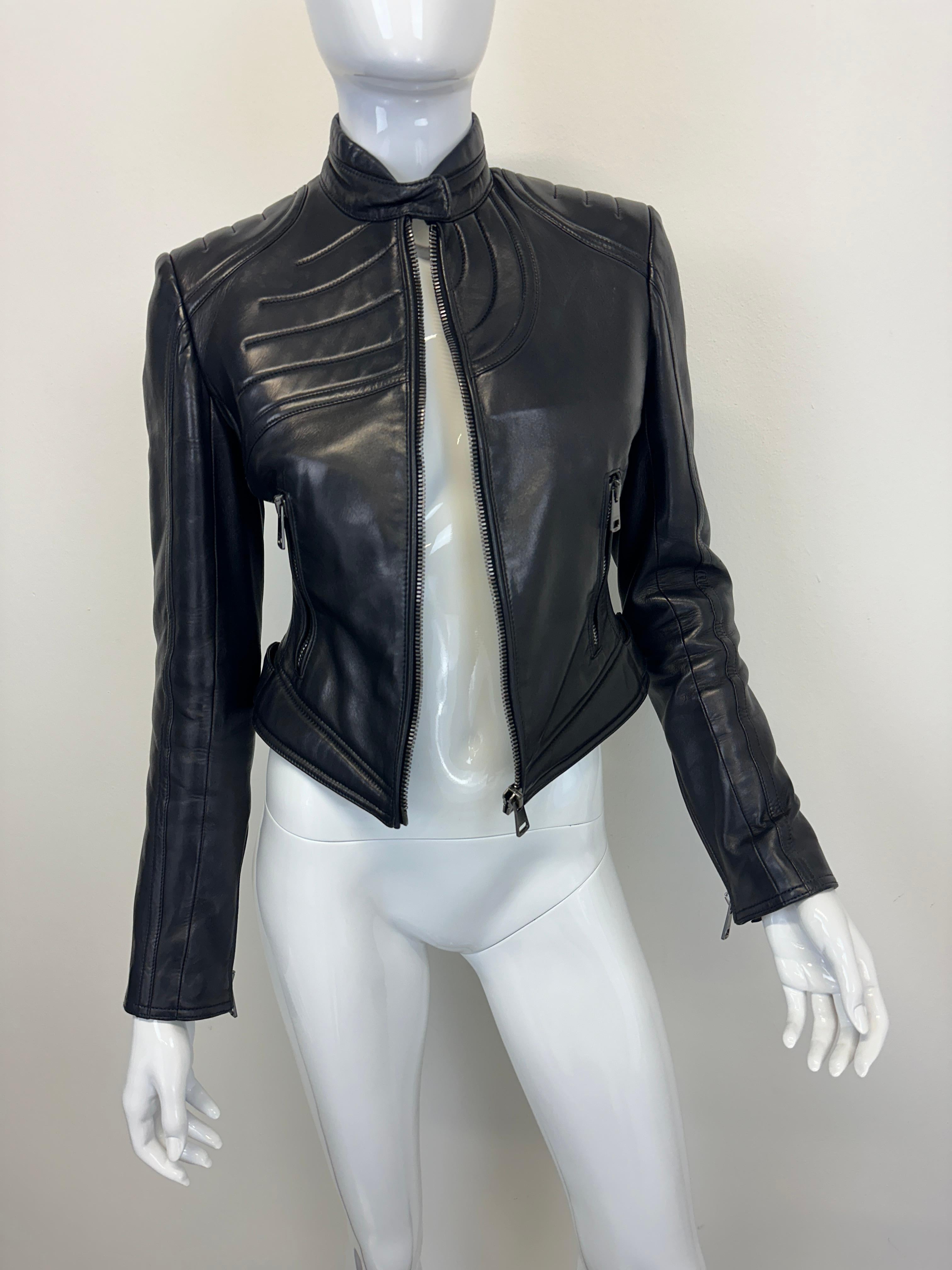 Una delle più belle giacche in pelle mai realizzate da Tom Ford for Gucci, con l'iconico motivo a spirale, spalle e gomiti rinforzati. Design di ispirazione motociclistica realizzato con pelle di altissima qualità.

Condizioni perfette

Taglia