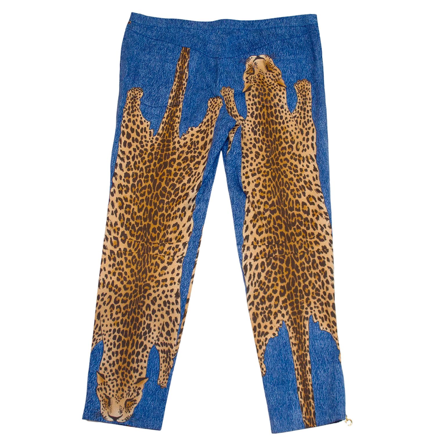 Christian Dior Jeans aus der F/W 2000 Laufstegkollektion von John Galliano. Stonewash mit großen Leopardenfellen auf der Vorder- und Rückseite jedes Beins. Schmaler Bund mit Reißverschluss und einem goldenen Knopf. Goldfarbene Reißverschlüsse an den