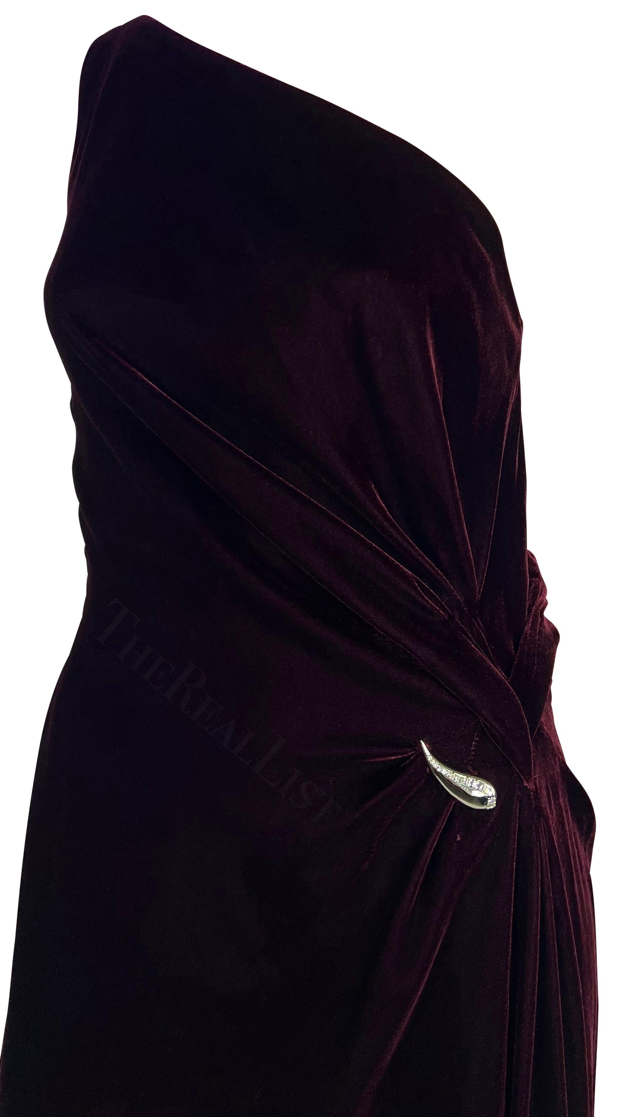 F/W 2000 - Thierry Mugler - Robe de défilé en velours bourguignon à épaules uniques ornée de strass Excellent état - En vente à West Hollywood, CA