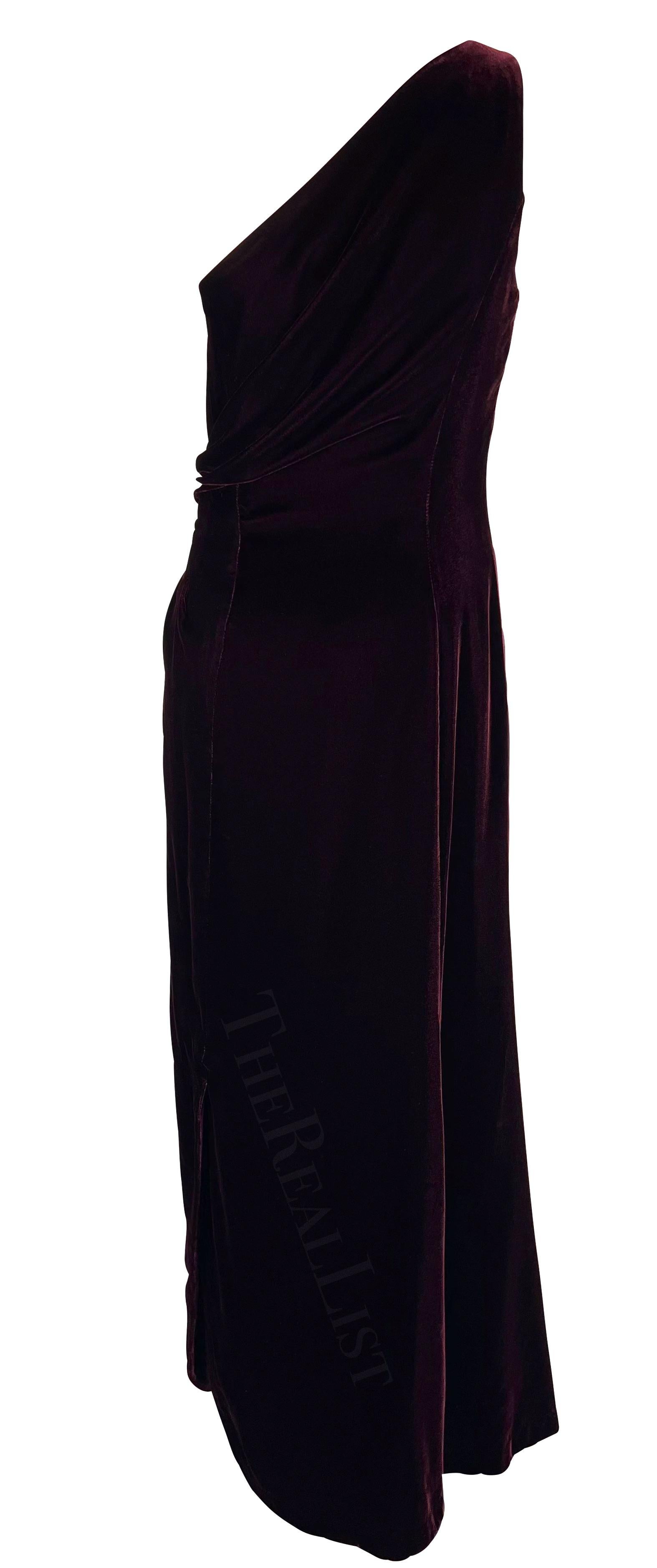 F/W 2000 - Thierry Mugler - Robe de défilé en velours bourguignon à épaules uniques ornée de strass en vente 1
