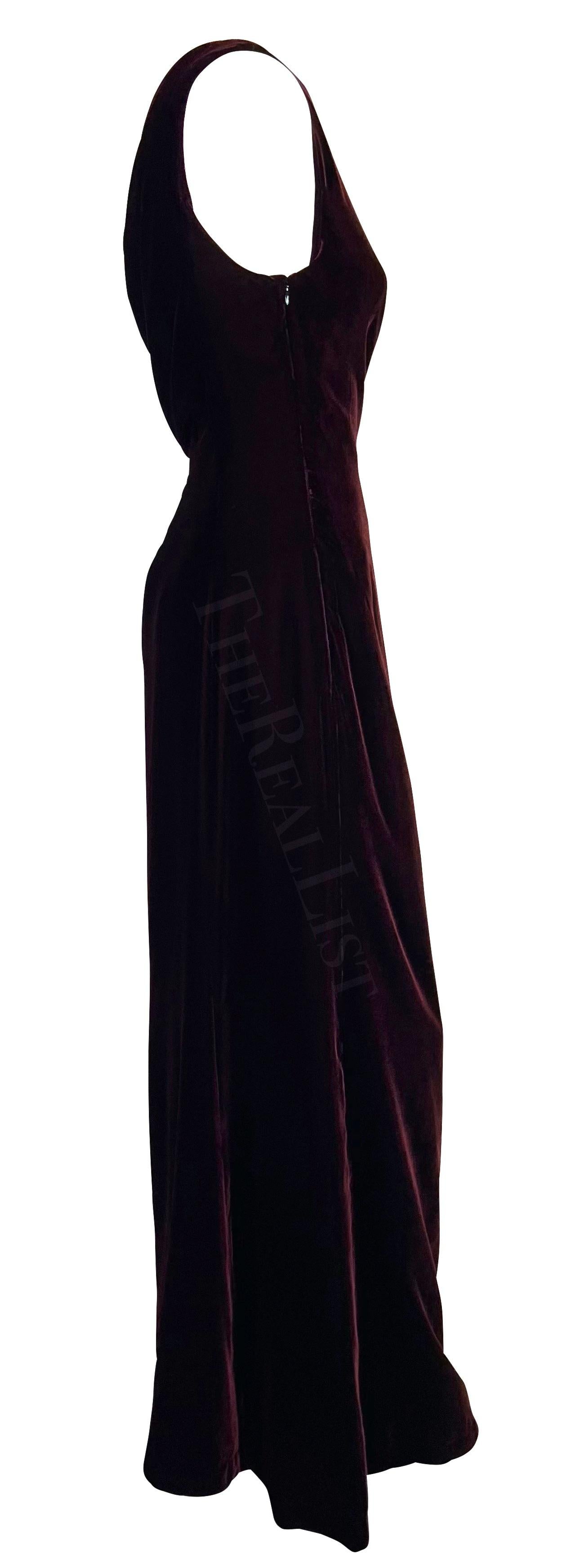F/W 2000 - Thierry Mugler - Robe de défilé en velours bourguignon à épaules uniques ornée de strass en vente 2
