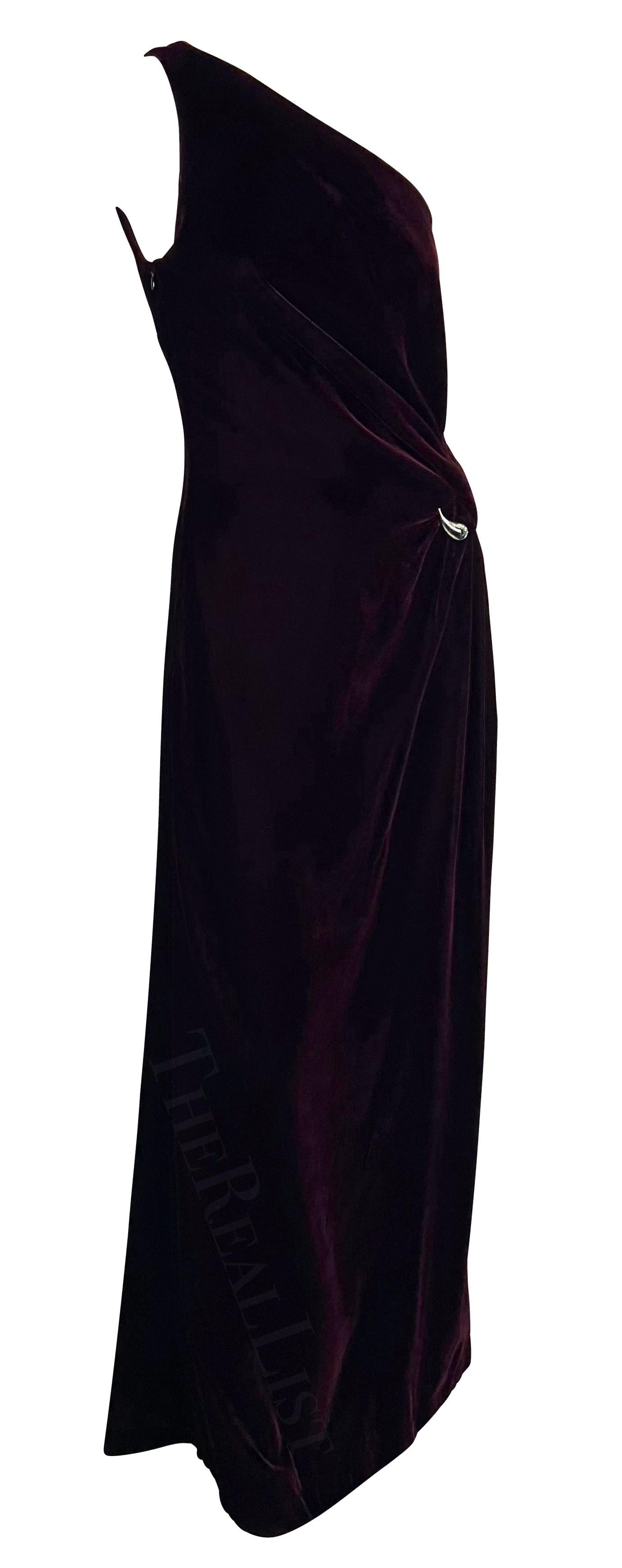 F/W 2000 - Thierry Mugler - Robe de défilé en velours bourguignon à épaules uniques ornée de strass en vente 3
