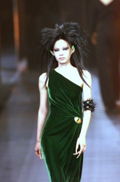 Pasarela F/W 2000 Thierry Mugler Broche ojo de gato Vestido de noche de terciopelo verde