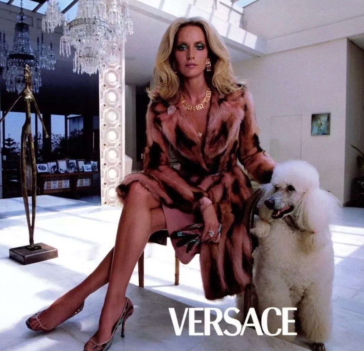 F/W 2000 Gianni Versace Couture Pelzmantel mit Eidechsenkragen und Gürtel.
Wie gesehen bei Jennifer Lopez in 