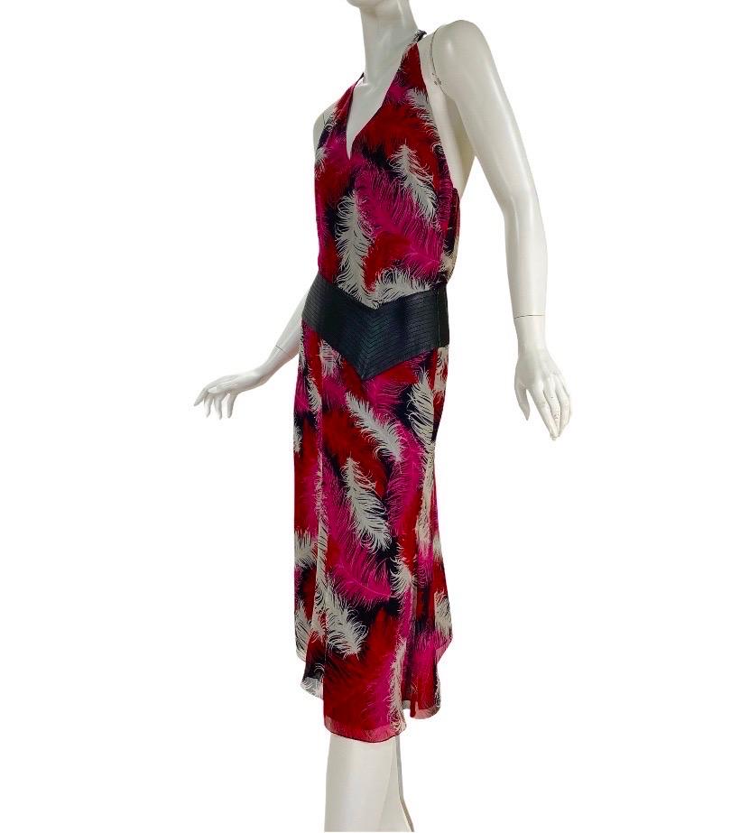 Robe en soie imprimée de plumes avec taille en cuir sculpturale, Gianni Versace Couture F/W 2000, de qualité muséale - Taille 40  Tags attachés

Pièce rare et très recherchée de la collection de couture emblématique de Gianni Versace pour