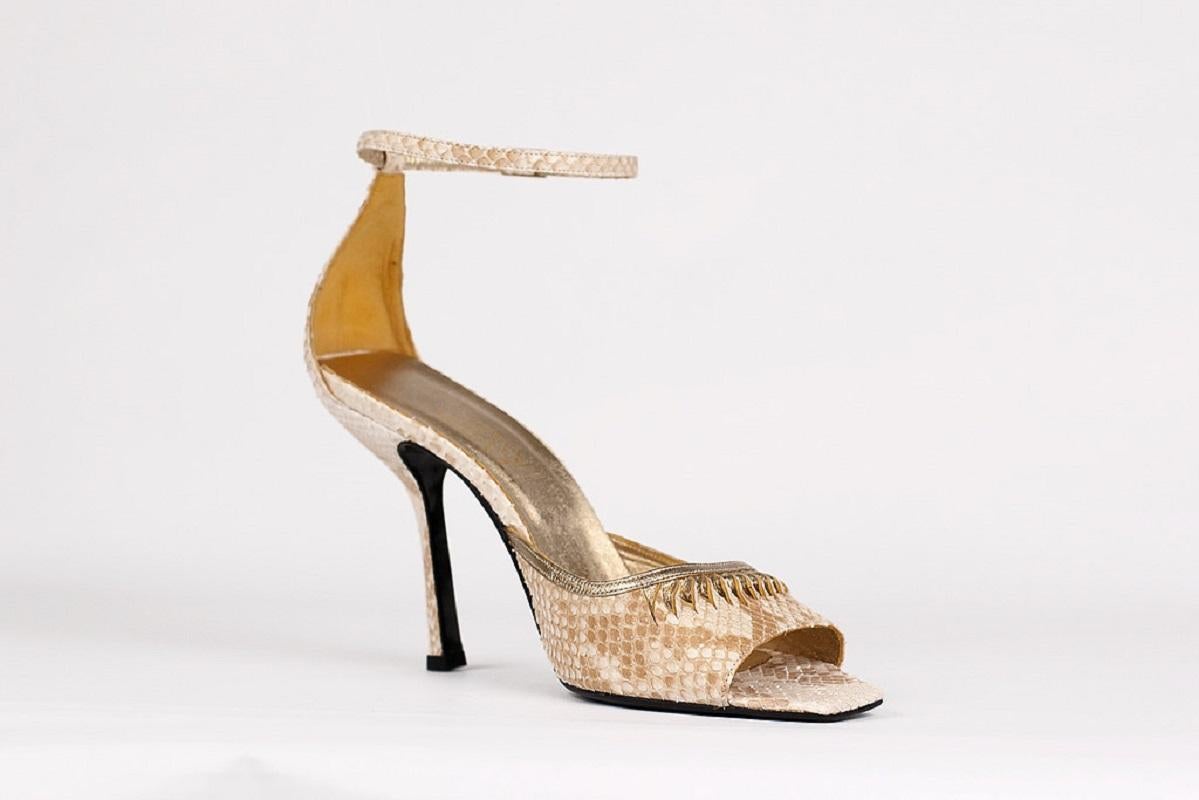 F/W 2000 Vintage Gianni Versace Nude Python Runway shoes 38.5-8.5 NWT For Sale 10