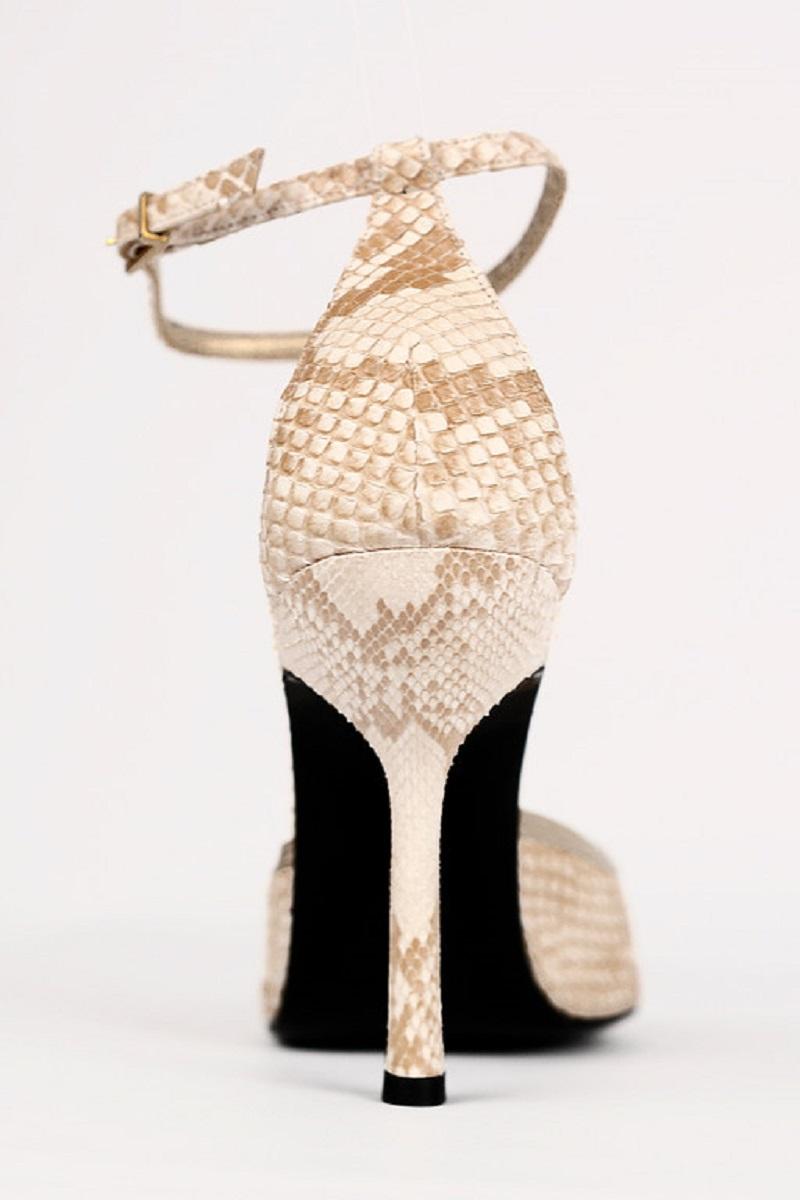 F/W 2000 Vintage Gianni Versace Nude Python Runway shoes 38.5-8.5 NWT For Sale 2