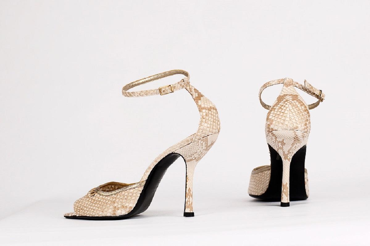 F/W 2000 Vintage Gianni Versace Nude Python Runway shoes 38.5-8.5 NWT For Sale 5