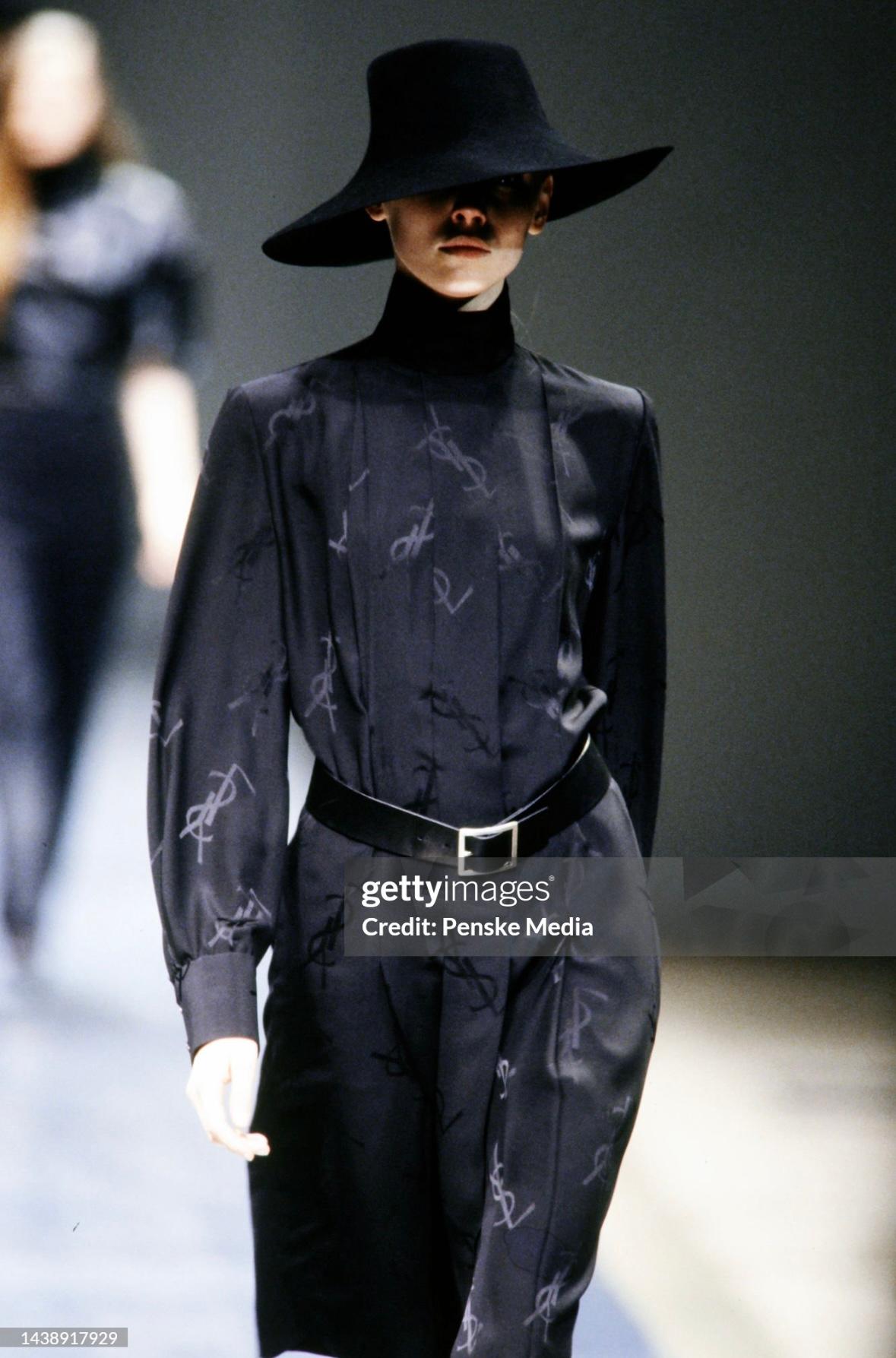 F/W 1999 Yves Saint Laurent Alber Elbaz Pasarela Monograma Vestido plisado de seda negra en venta 5