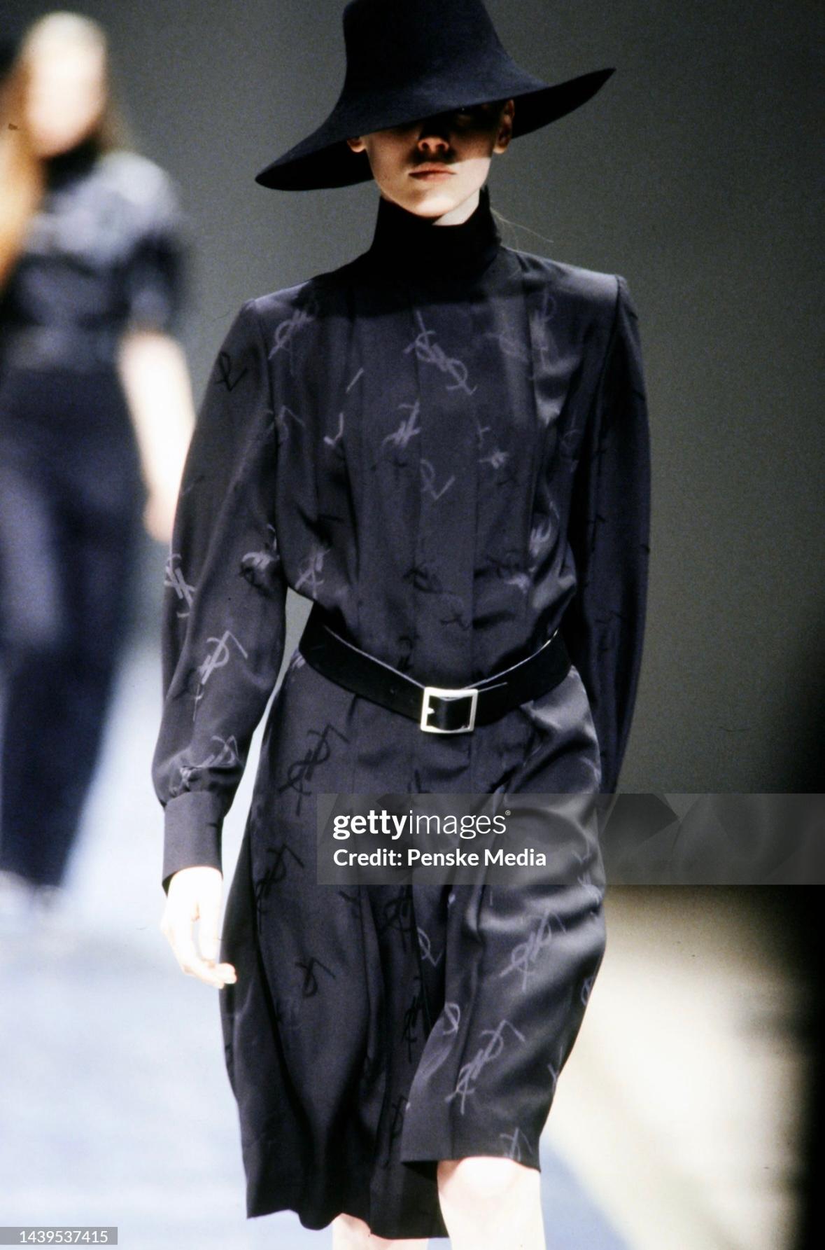 F/W 1999 Yves Saint Laurent Alber Elbaz Pasarela Monograma Vestido plisado de seda negra en venta 6