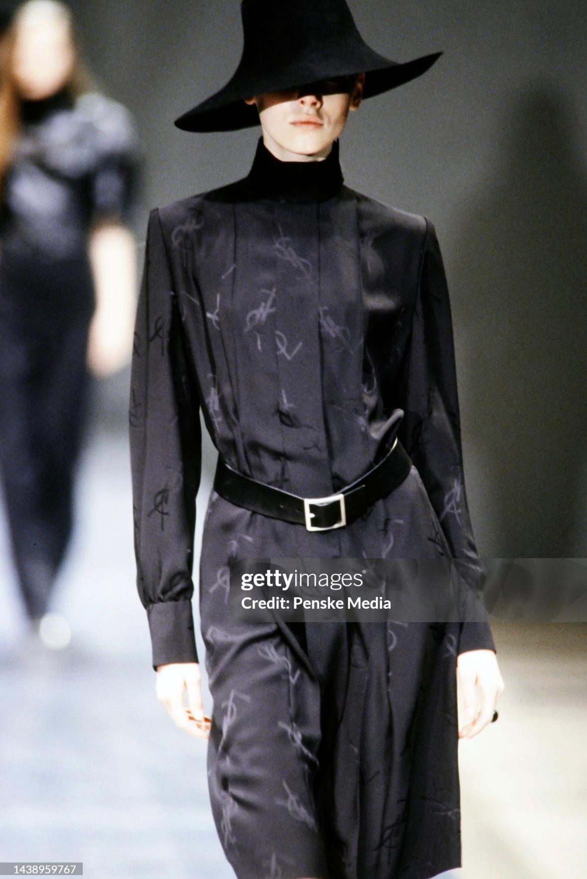 F/W 1999 Yves Saint Laurent Alber Elbaz Pasarela Monograma Vestido plisado de seda negra Negro en venta