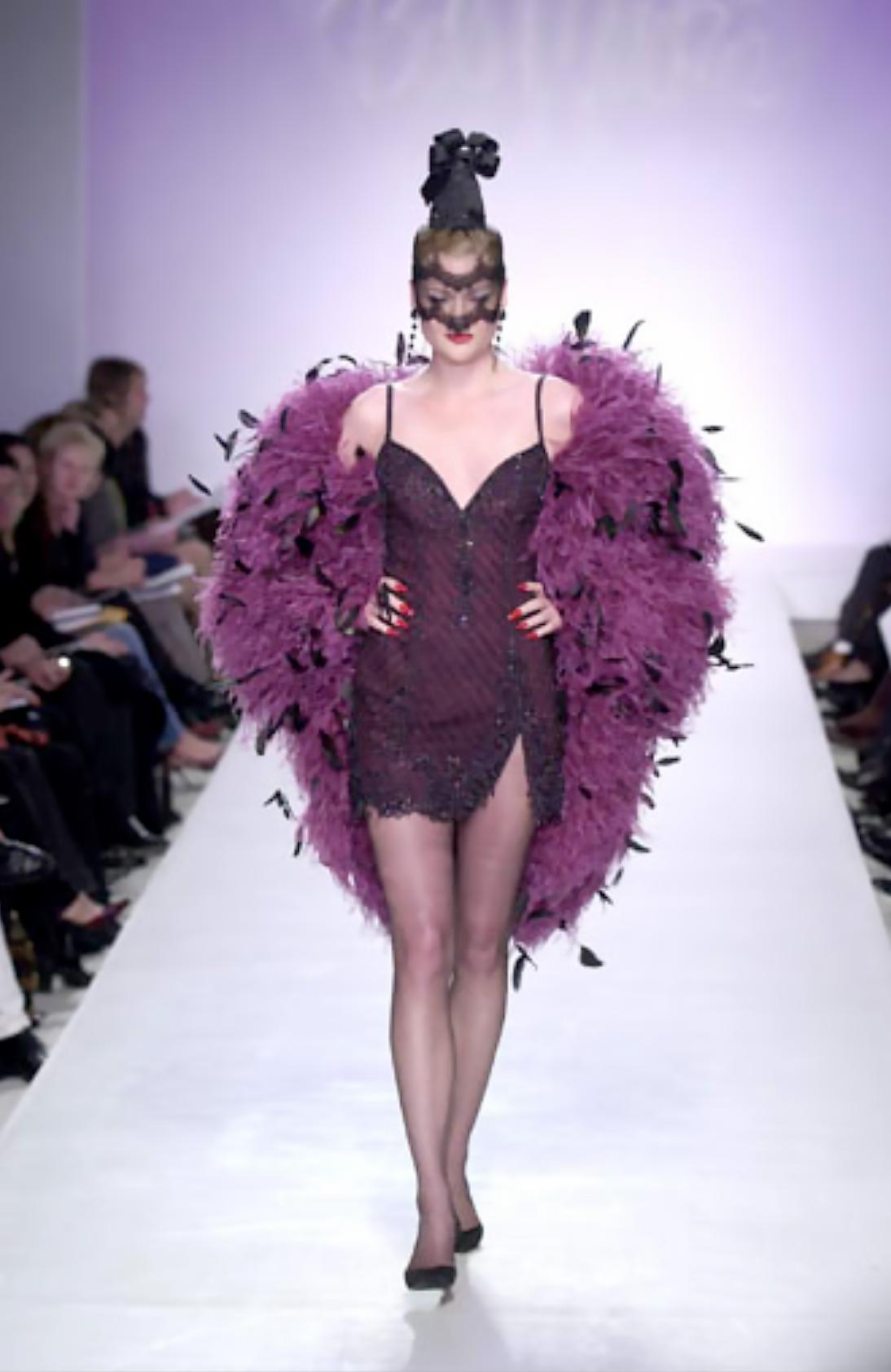 F/W 2001 Bob Mackie 'Foreign Intrigue' Laufsteg Perlenbesetztes lila Mini-Slipkleid im Zustand „Hervorragend“ im Angebot in West Hollywood, CA