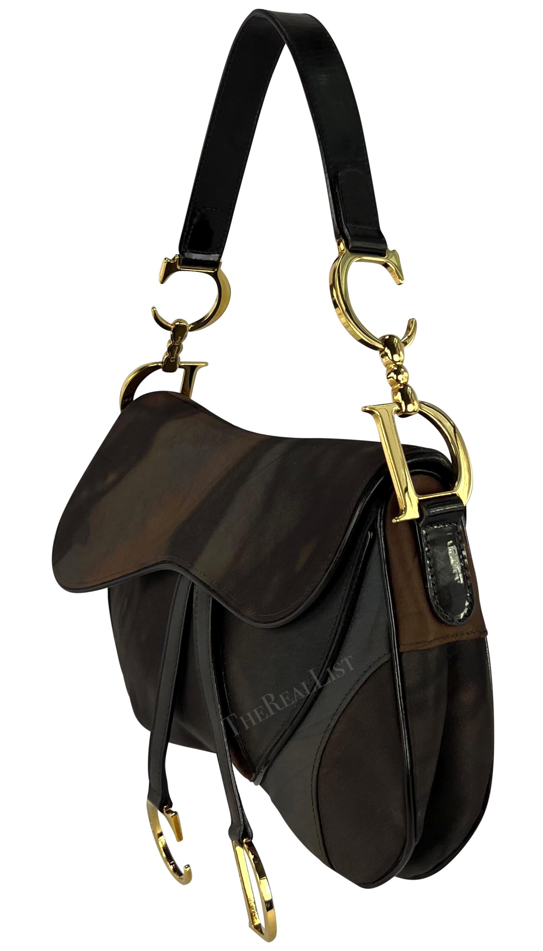 Voici un fabuleux sac à main double Christian Dior tie-dye, dessiné par John Galliano. Issu de la collection automne/hiver 2001, ce sac à bandoulière chic en nylon est le complément idéal de la garde-robe de l'an 2000. Il est agrémenté d'un