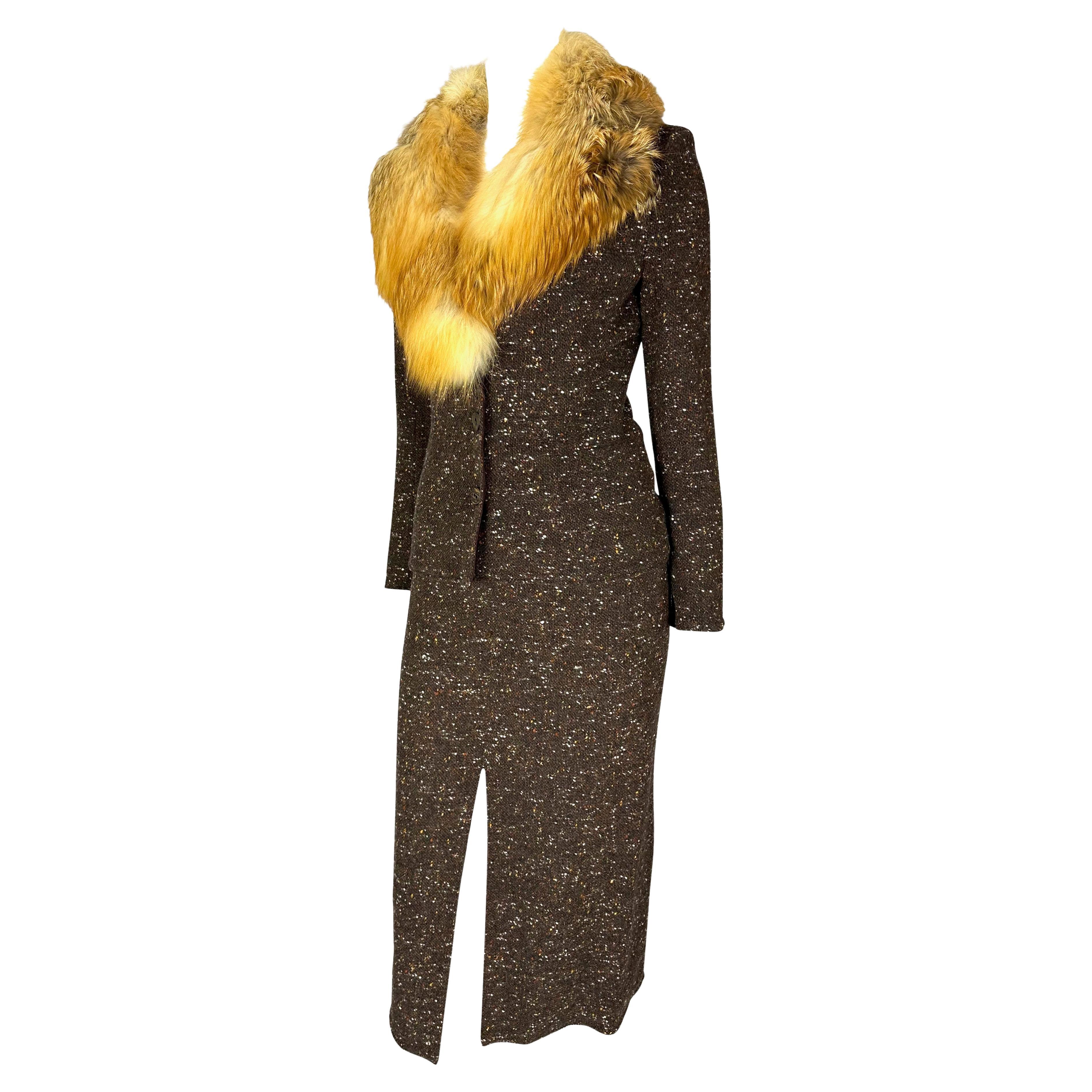 Voici un magnifique ensemble tailleur jupe en tweed marron Christian Dior Boutique conçu par John Galliano. Issu de la collection automne/hiver 2001, cet ensemble est réalisé en tweed marron et doublé en micosuede. Cet ensemble fabuleux est complété