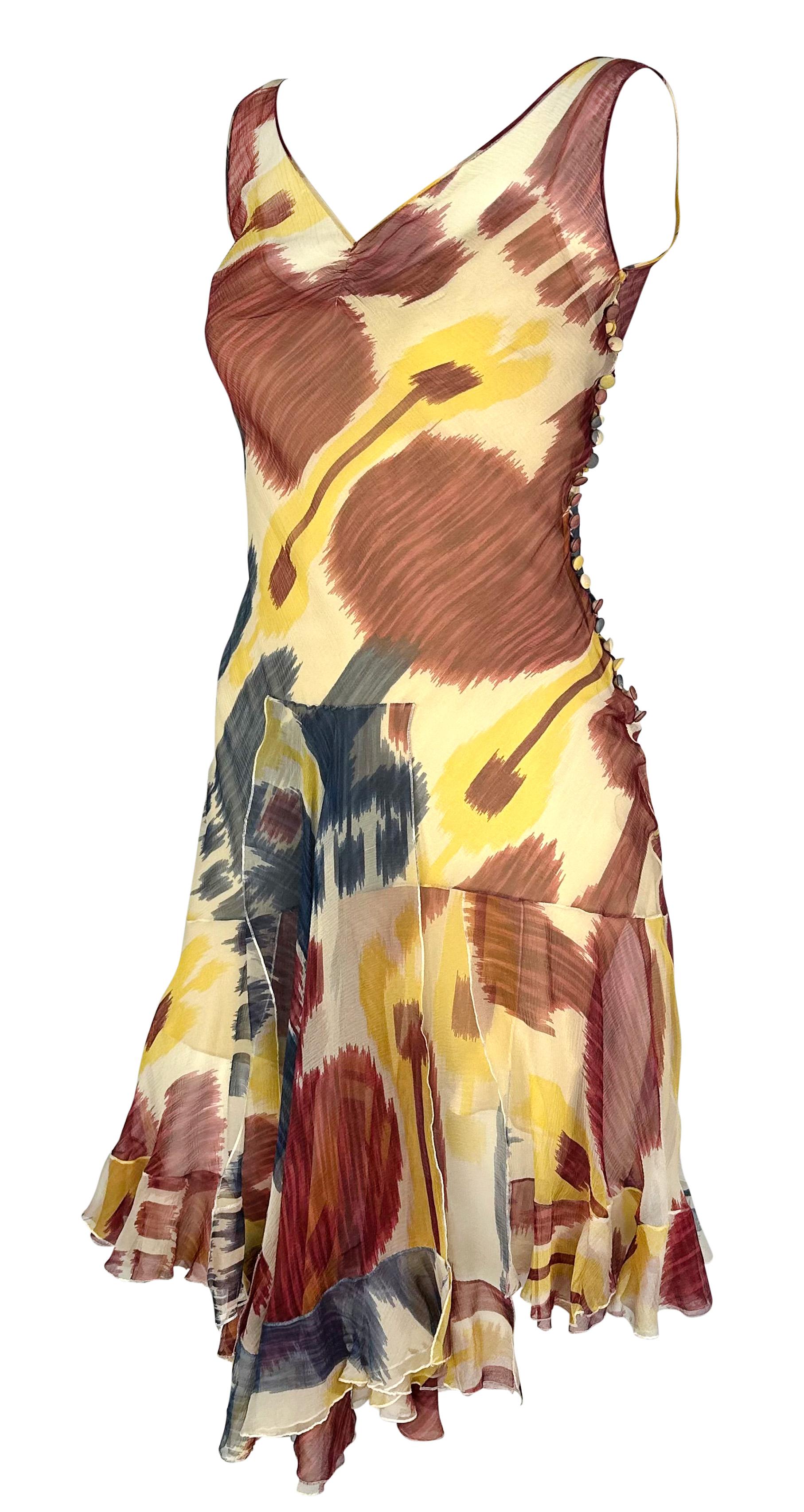 John Galliano a créé cette mini robe fantaisiste à motif ikat rouge pour la collection automne/hiver 2001 de Christian Dior. Cette mini robe en soie sans manches est recouverte d'un imprimé Ikat multicolore audacieux, que Galliano a utilisé dans la