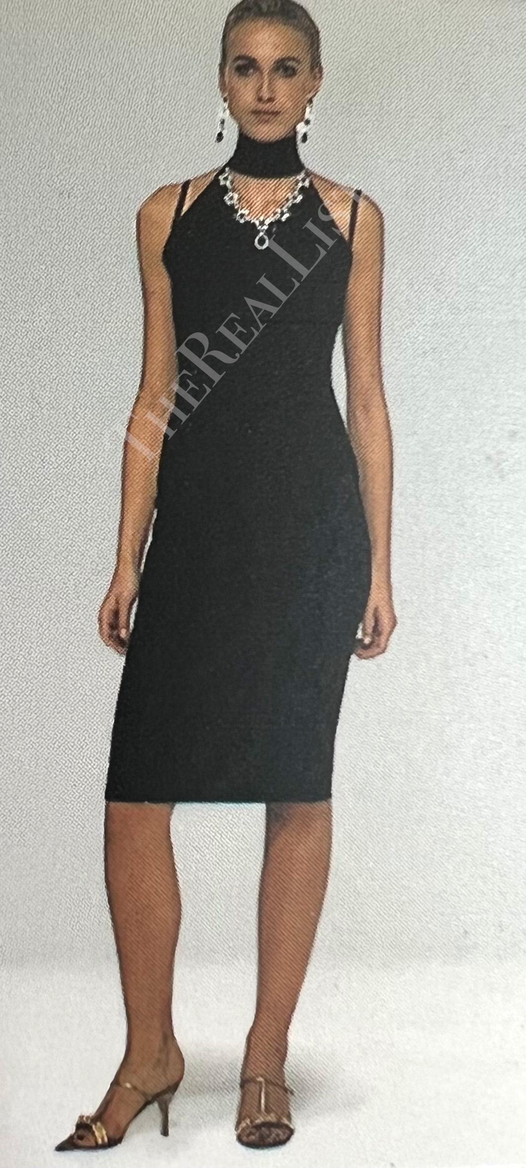 Voici une fabuleuse robe noire Dolce & Gabbana à col licou orné de pierres précieuses. Issue de la collection automne/hiver 2001, cette robe a été présentée dans une version à encolure dégagée lors du défilé de la saison. Cette sensuelle robe noire