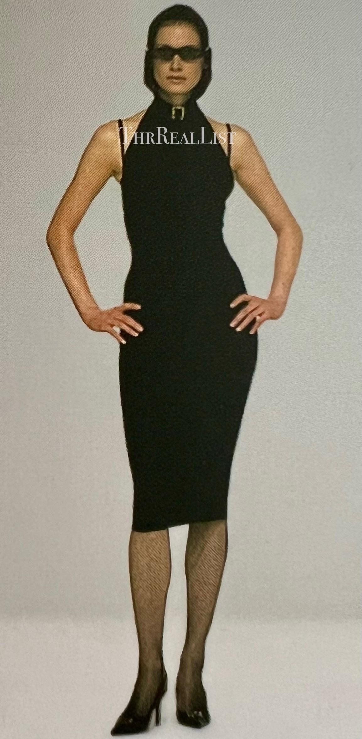 Ce modèle présente un top à capuche noir sans manches Dolce & Gabbana. Une version de ce modèle de la collection automne/hiver 2001 a été présentée sur le podium de la saison sous le nom de look 49. Ce fabuleux haut de forme est rehaussé d'une