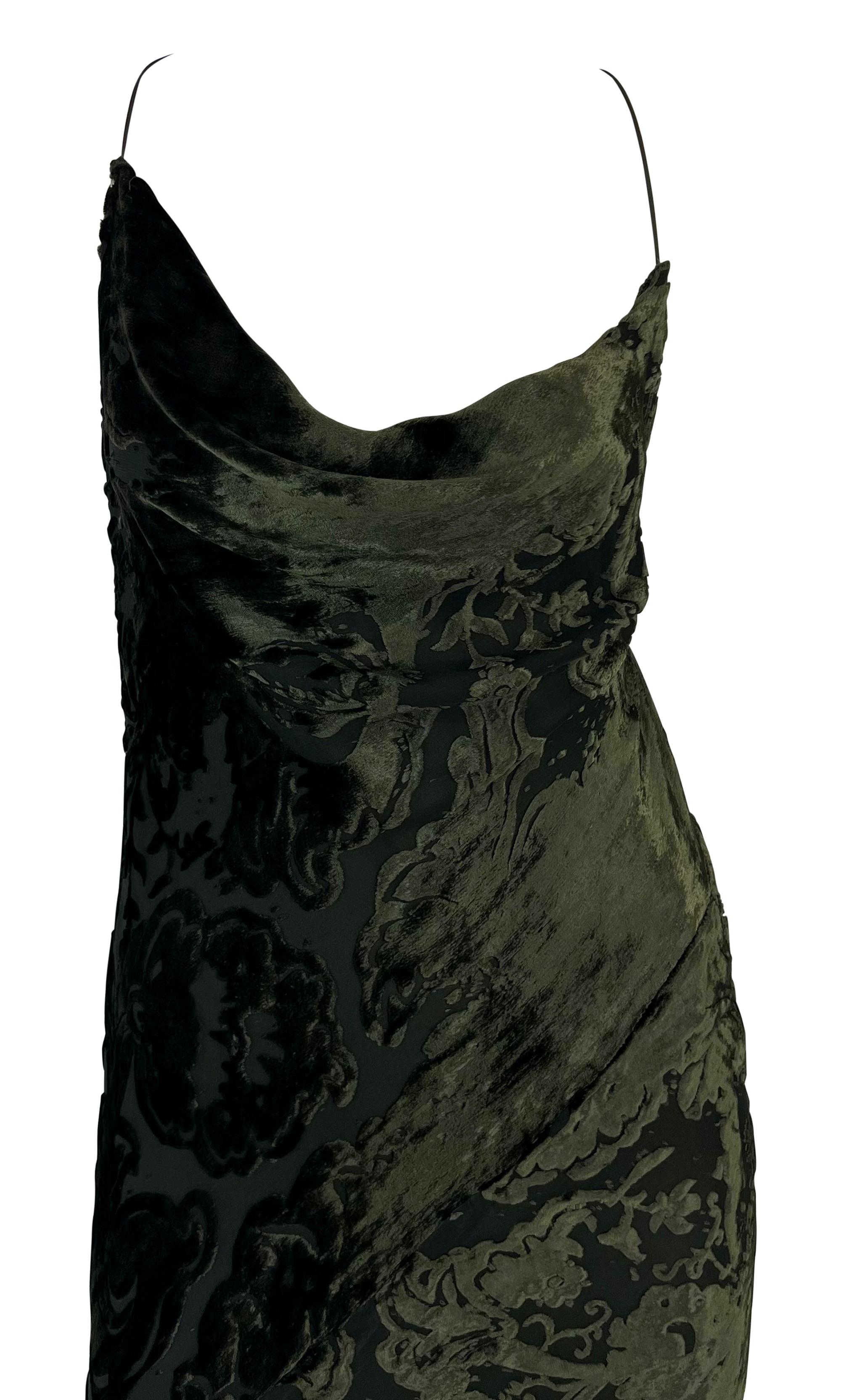 Cette robe à glissière vert mousse est issue de la collection automne/hiver 2001 de Donna Karan. Elle est réalisée en velours vert luxuriant et comporte une superposition de velours noir dévoré. La robe présente de délicates bretelles spaghetti, un