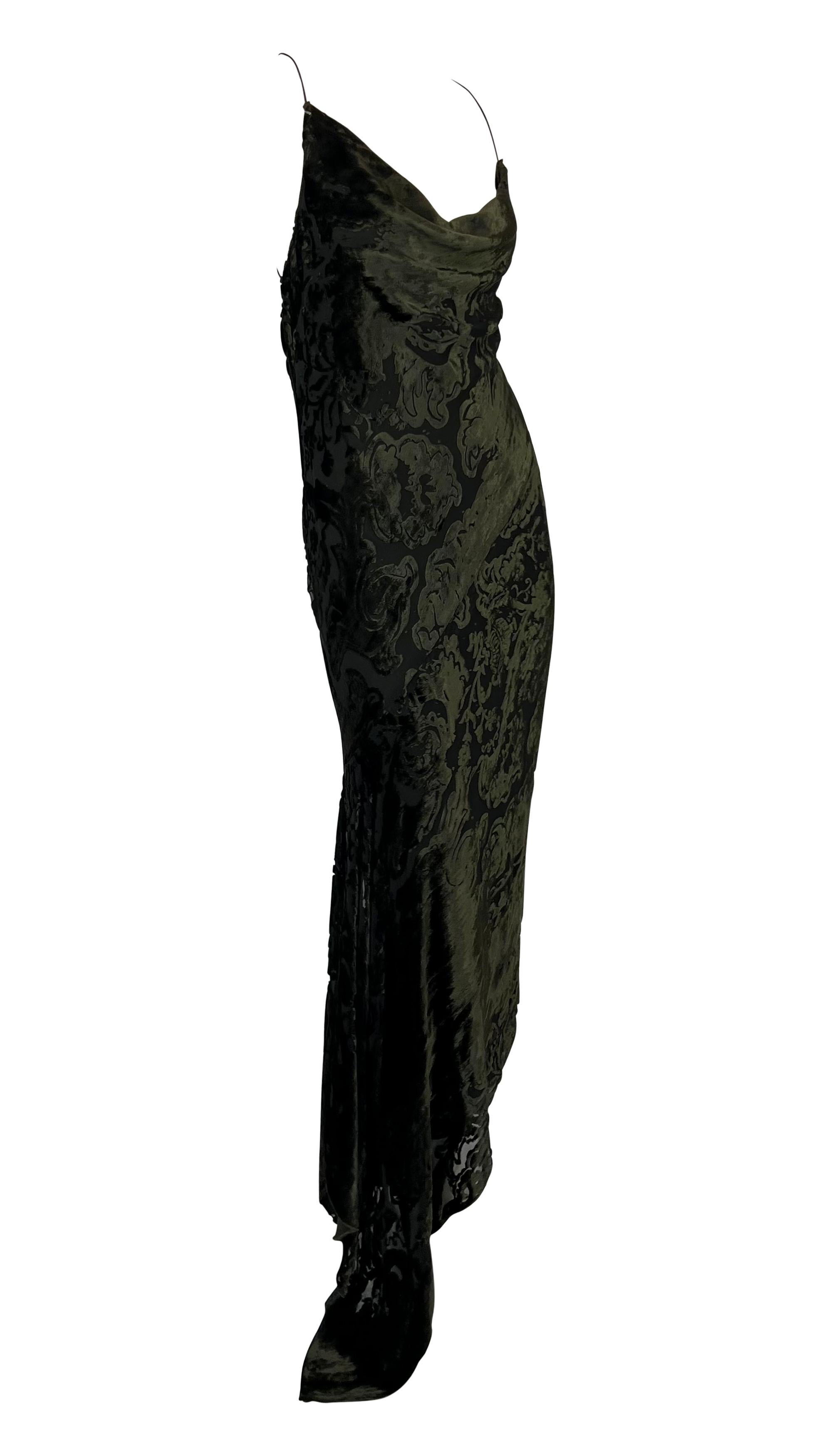 F/W 2001 Donna Karan Robe asymétrique dos nu en velours Devoré d'un vert olive profond en vente 2