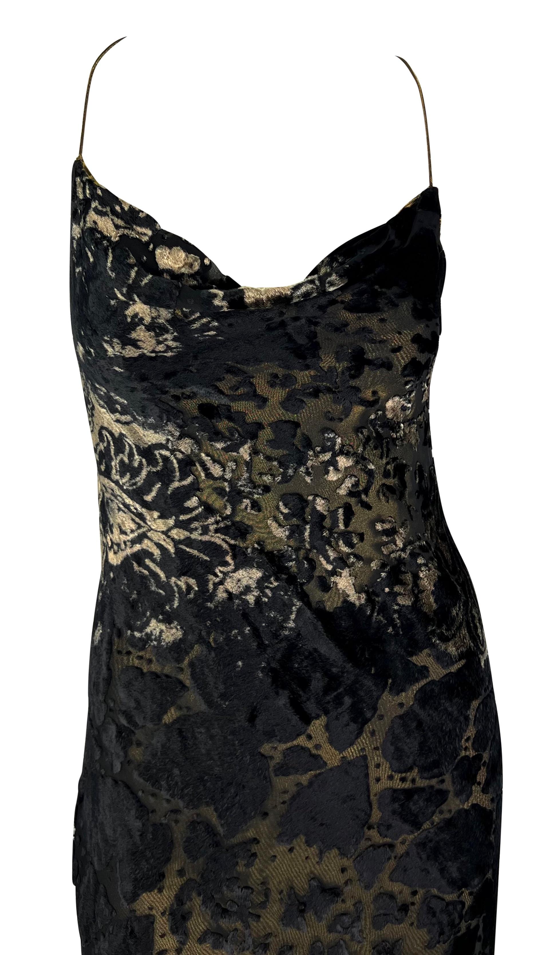 Cette robe en lamé doré, issue de la collection automne/hiver 2001 de Donna Karan, a fait ses débuts sur le podium dans le cadre du look 72 de Caroline Ribeiro. Fabrice en lamé doré luxueux, cette robe longue est ornée d'une superposition en dévoré