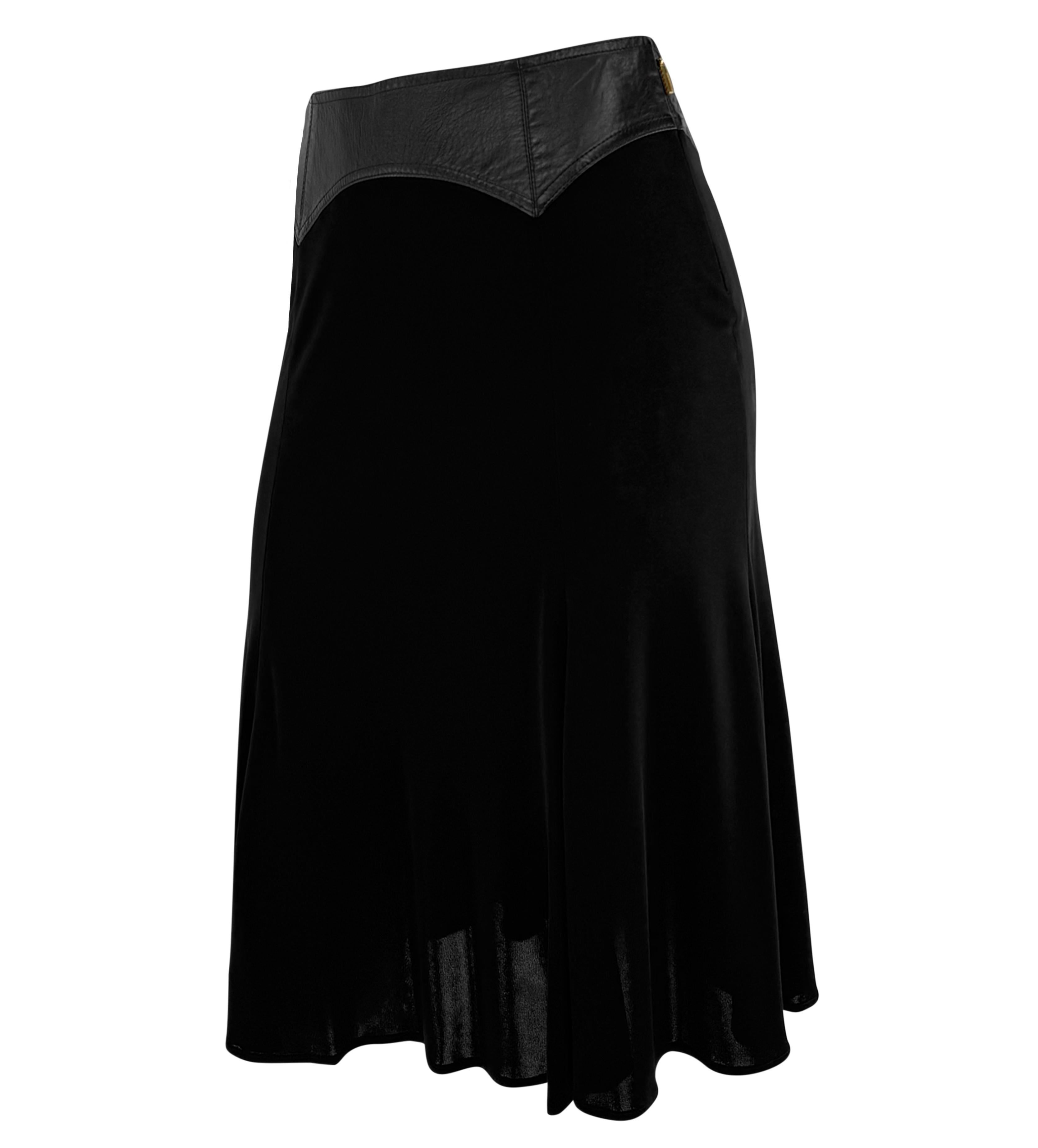 F/W 2001 Gianni Versace for Gianni Versace Schwarzer ausgestellter Midirock mit Lederbesatz Damen im Angebot