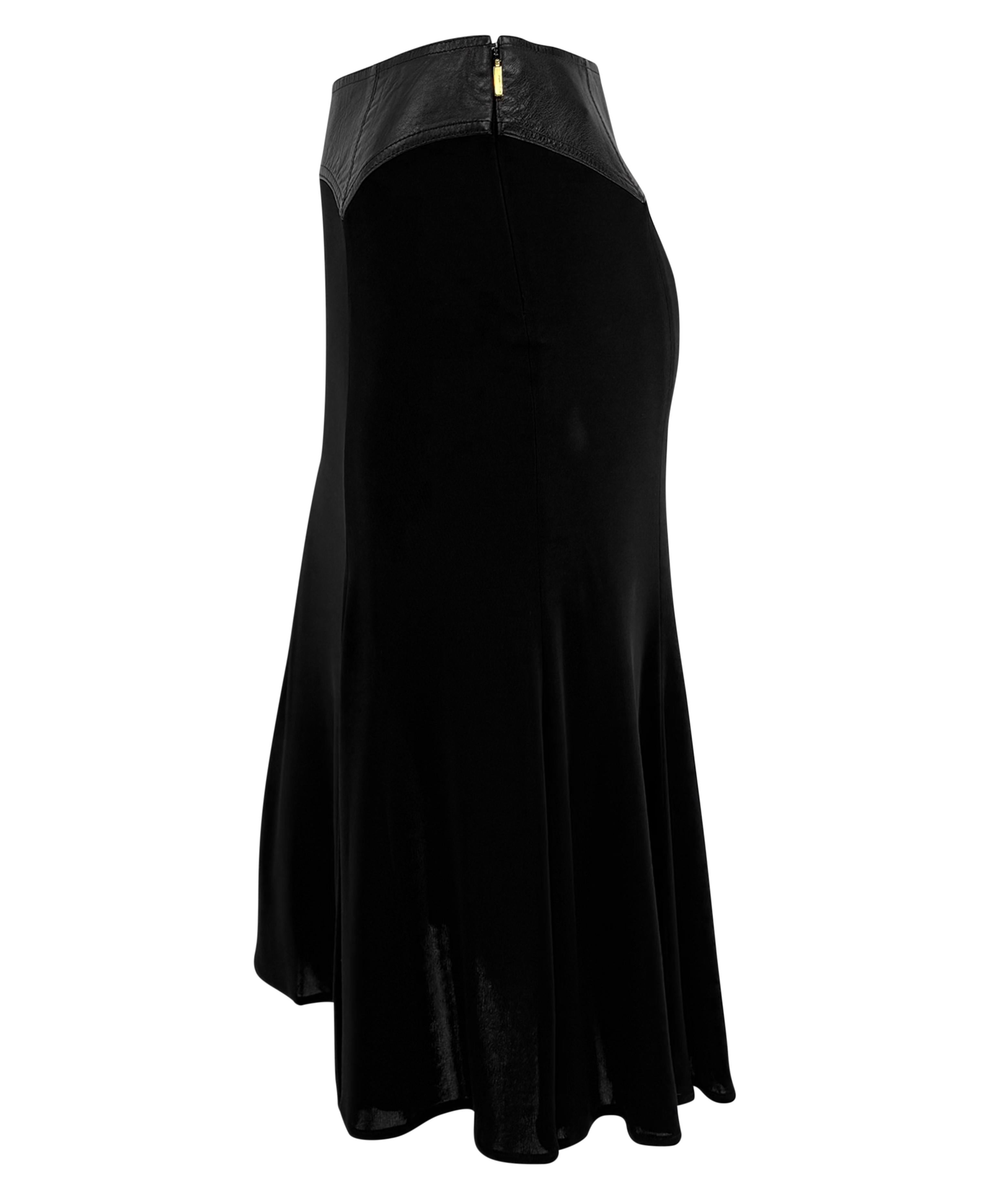 F/W 2001 Gianni Versace for Gianni Versace Schwarzer ausgestellter Midirock mit Lederbesatz im Angebot 1