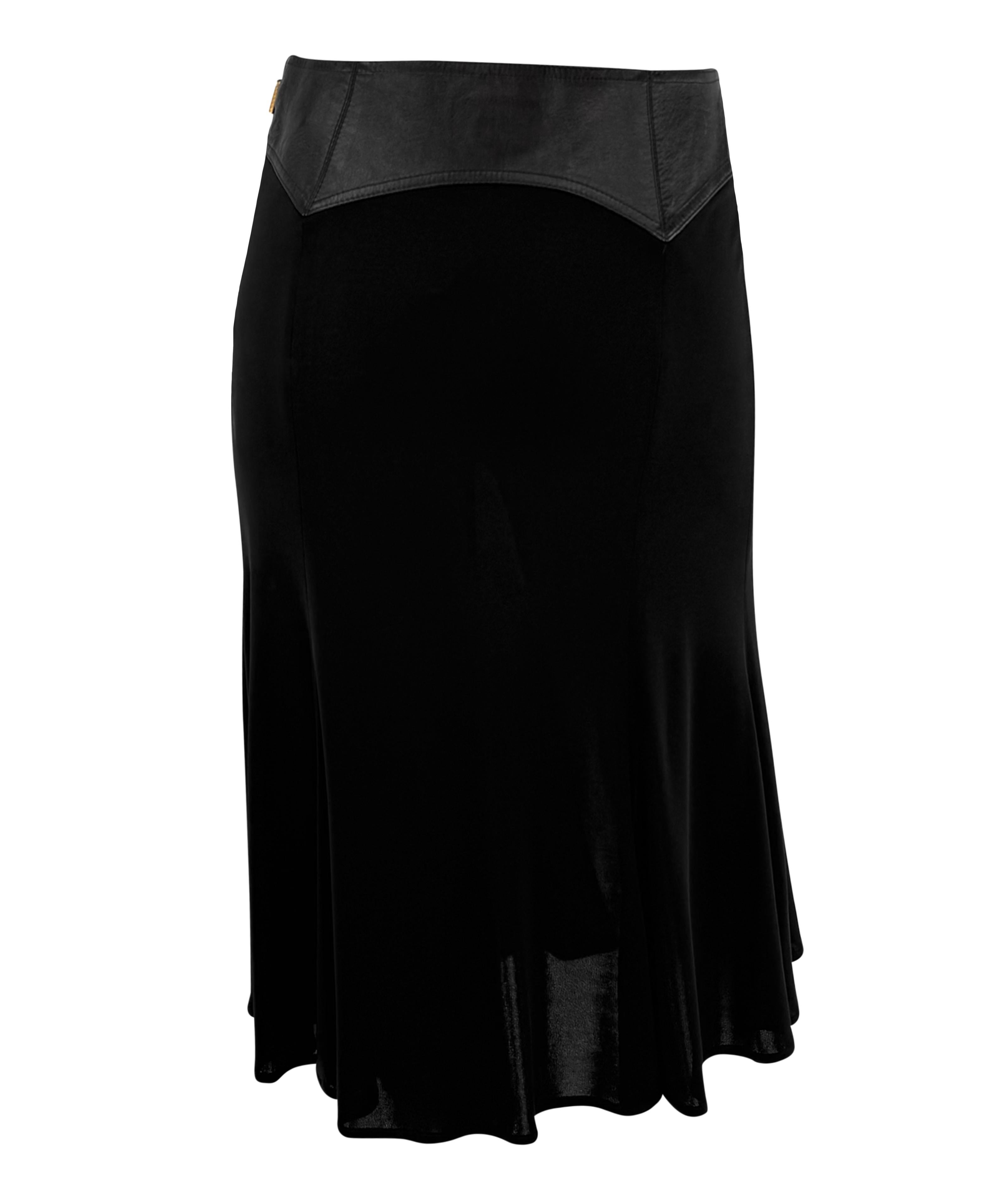 F/W 2001 Gianni Versace for Gianni Versace Schwarzer ausgestellter Midirock mit Lederbesatz im Angebot 2