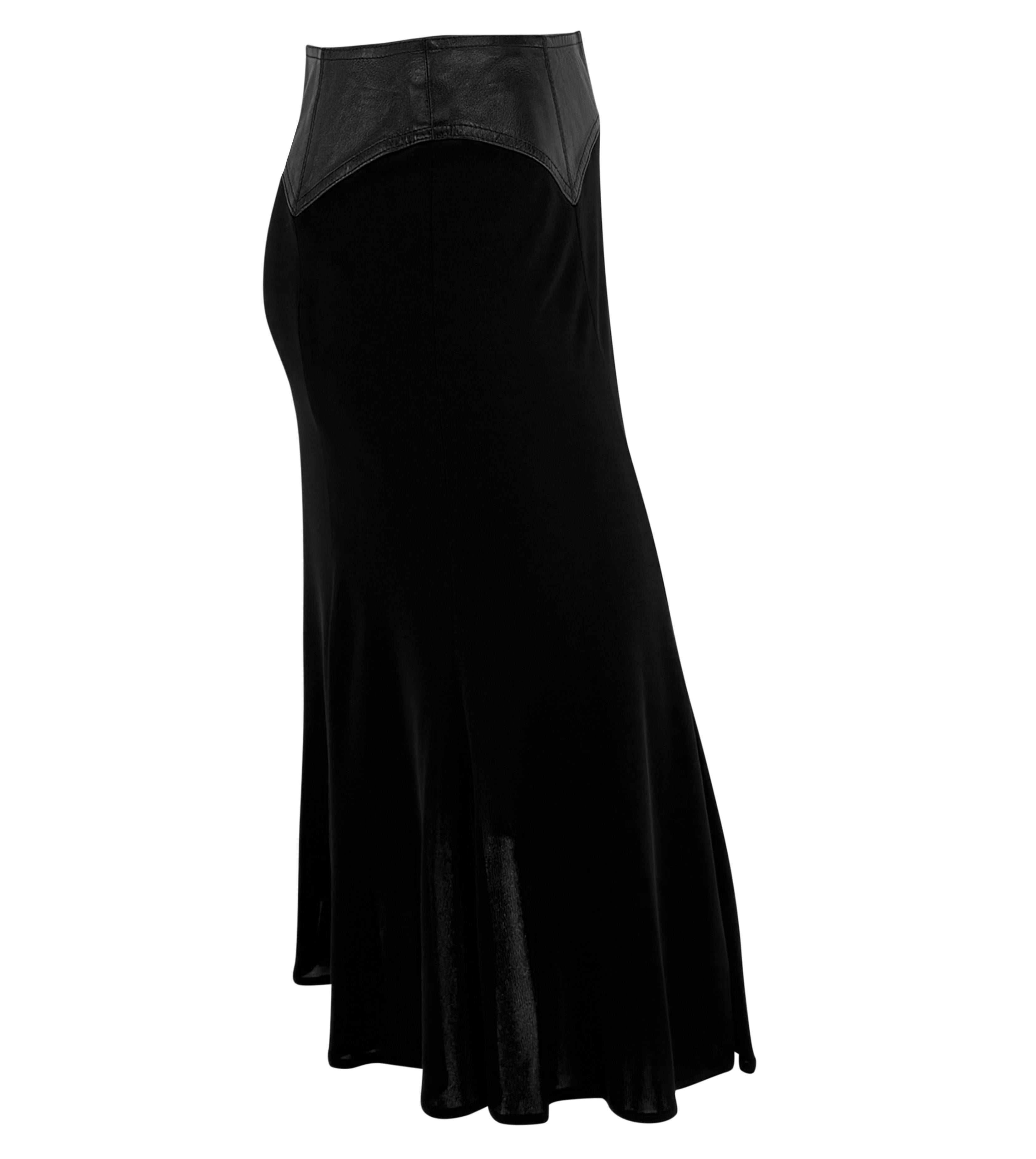 F/W 2001 Gianni Versace for Gianni Versace Schwarzer ausgestellter Midirock mit Lederbesatz im Angebot 3