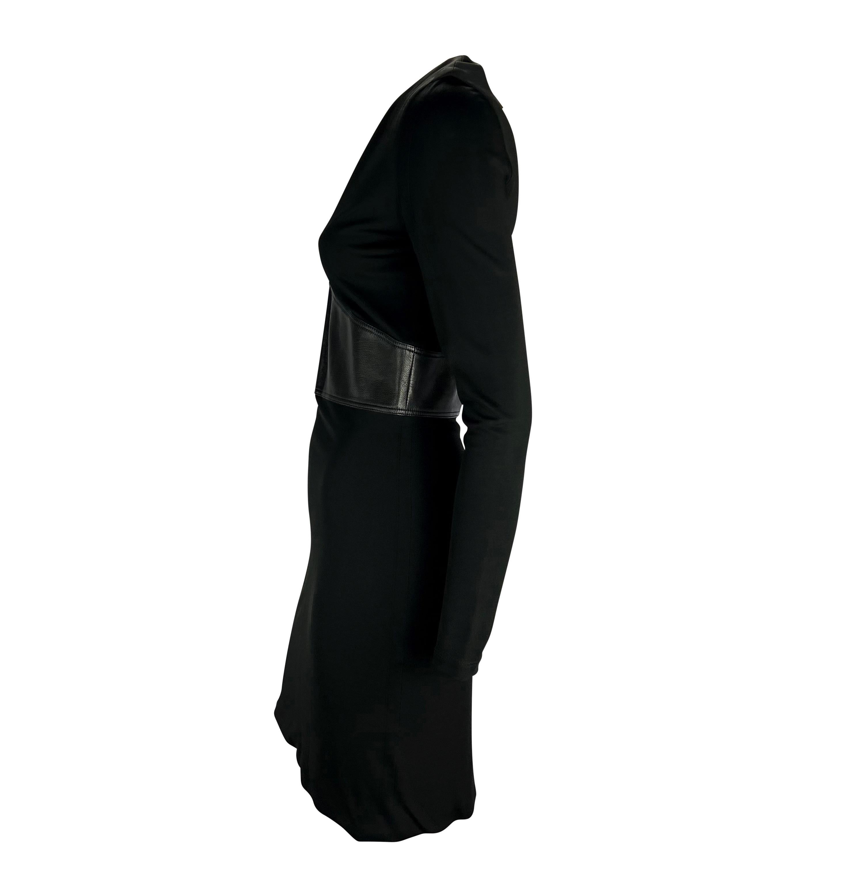 Noir F/W 2001 Gianni Versace by Donatella Black Leather Waist V-Neck Dress (Robe à col V en cuir à la taille) en vente