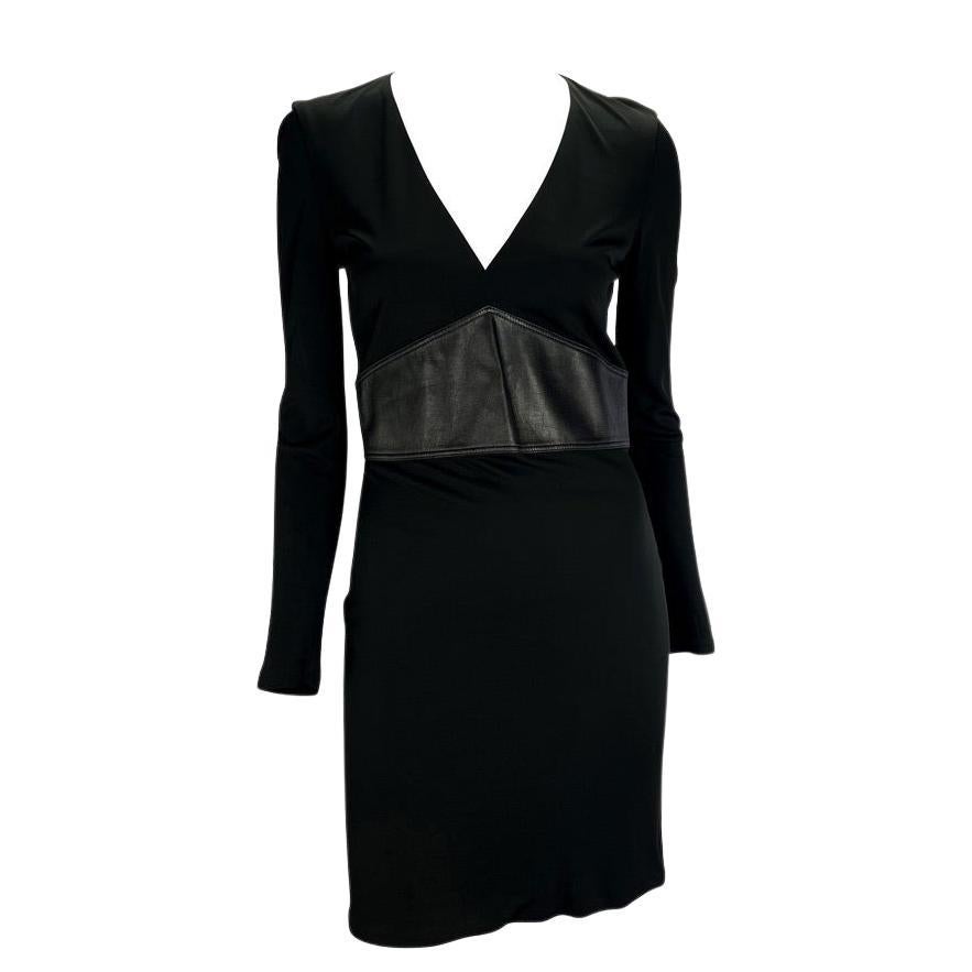 F/W 2001 Gianni Versace by Donatella Black Leather Waist V-Neck Dress (Robe à col V en cuir à la taille) en vente 2