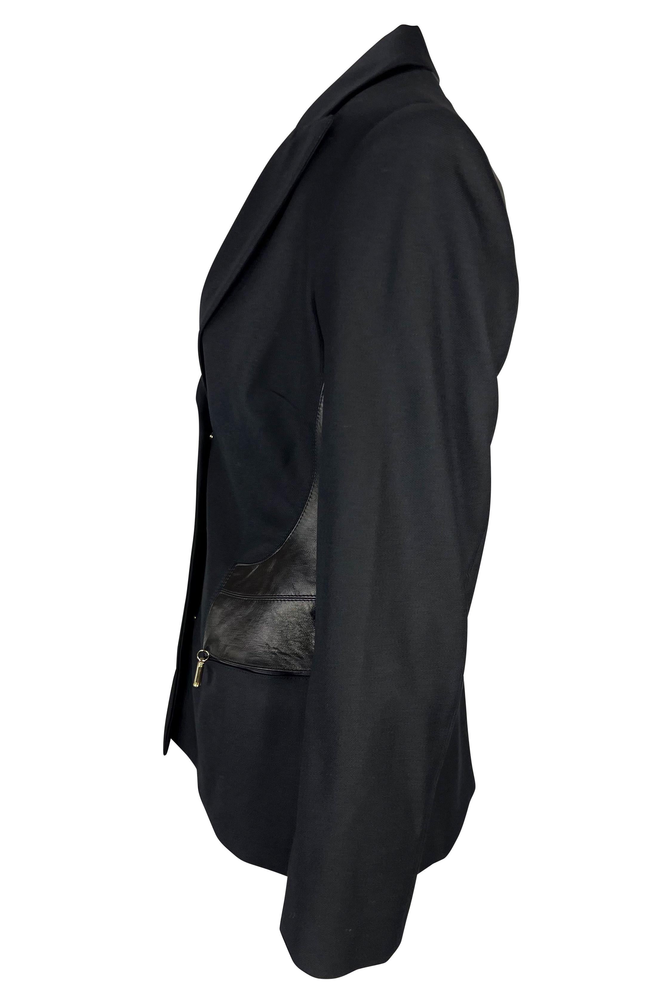 Wir präsentieren eine fabelhafte schwarze Lederjacke von Gianni Versace Couture, entworfen von Donatella Versace. Dieser schöne Blazer aus der Herbst/Winter-Kollektion 2001 verfügt über verdeckte Knöpfe auf der Vorderseite und Reißverschlusstaschen