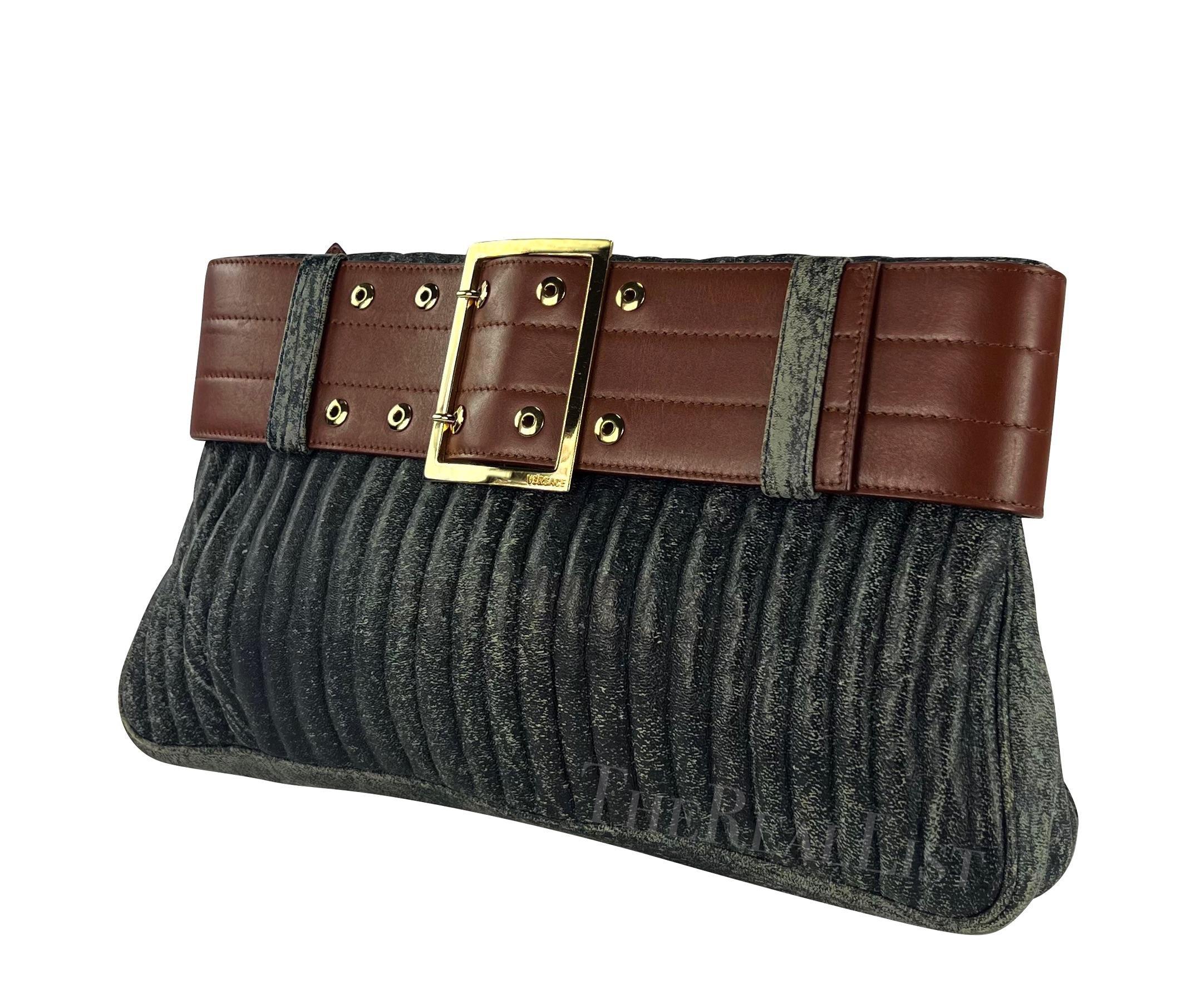 Donna A/I 2001 Donatella Versace for Gianni Versace, frizione in pelle blu con cintura, con effetto distressed. in vendita