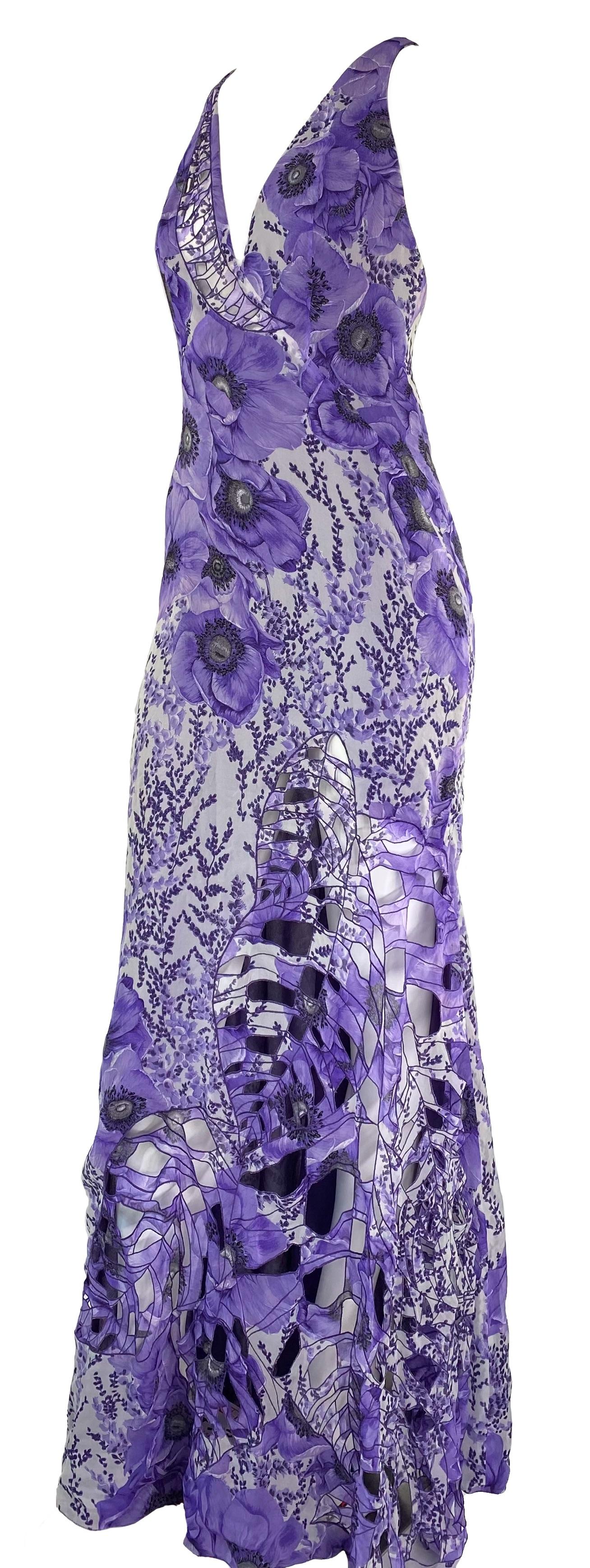 Présentation d'une magnifique robe longue à découpes imprimée coquelicot violet, créée par Donatella Versace. Cette pièce rare est dotée d'un corset intérieur zippé et de l'imprimé coquelicot qui a fait ses débuts sur le défilé haute couture