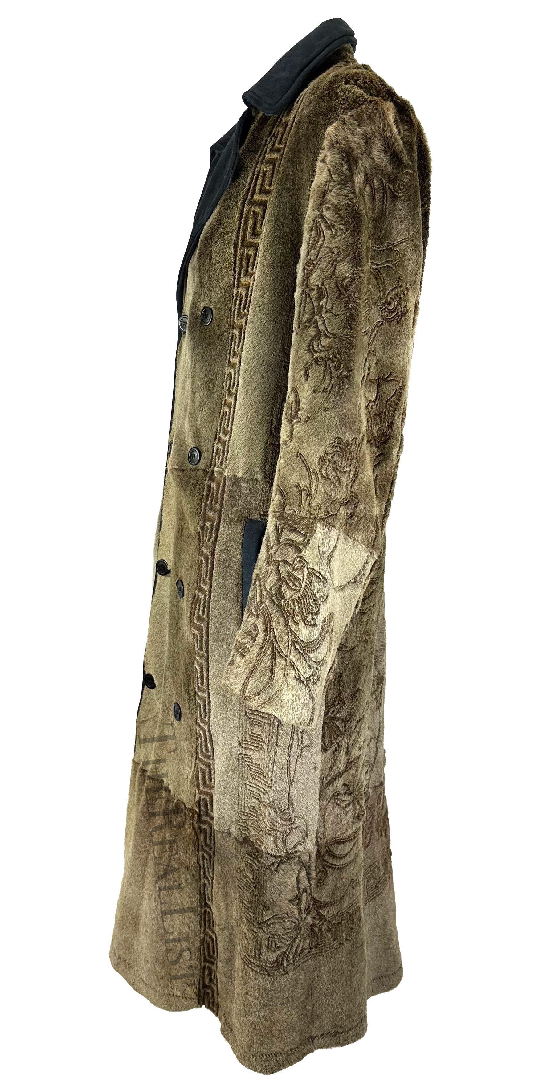 Présentation d'un manteau Gianni Versace en fourrure rasée brune, conçu par Donatella Versace. Issu de la collection homme automne/hiver 2001, ce manteau à double boutonnage a fait ses débuts sur le podium de la saison dans une couleur havane