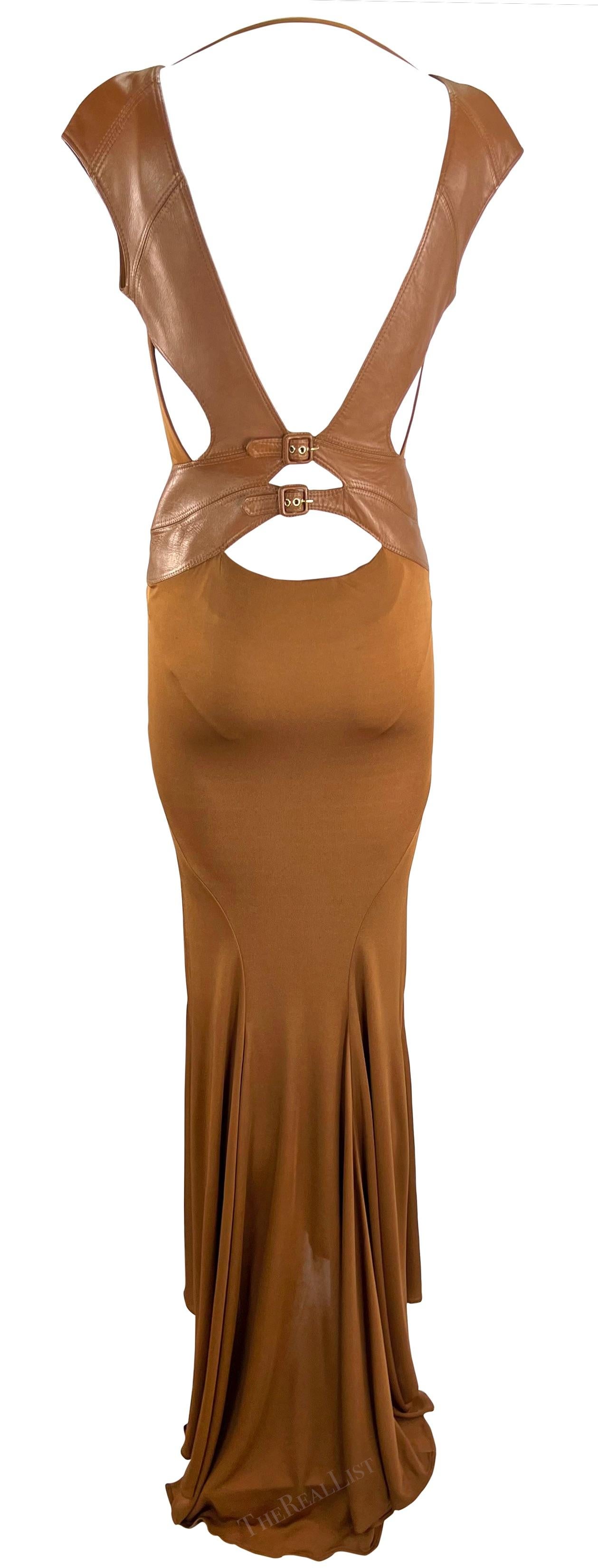 F W 2001 Gianni Versace by Donatella Runway Robe a dos en cuir Brown Saddle En vente sur 1stDibs